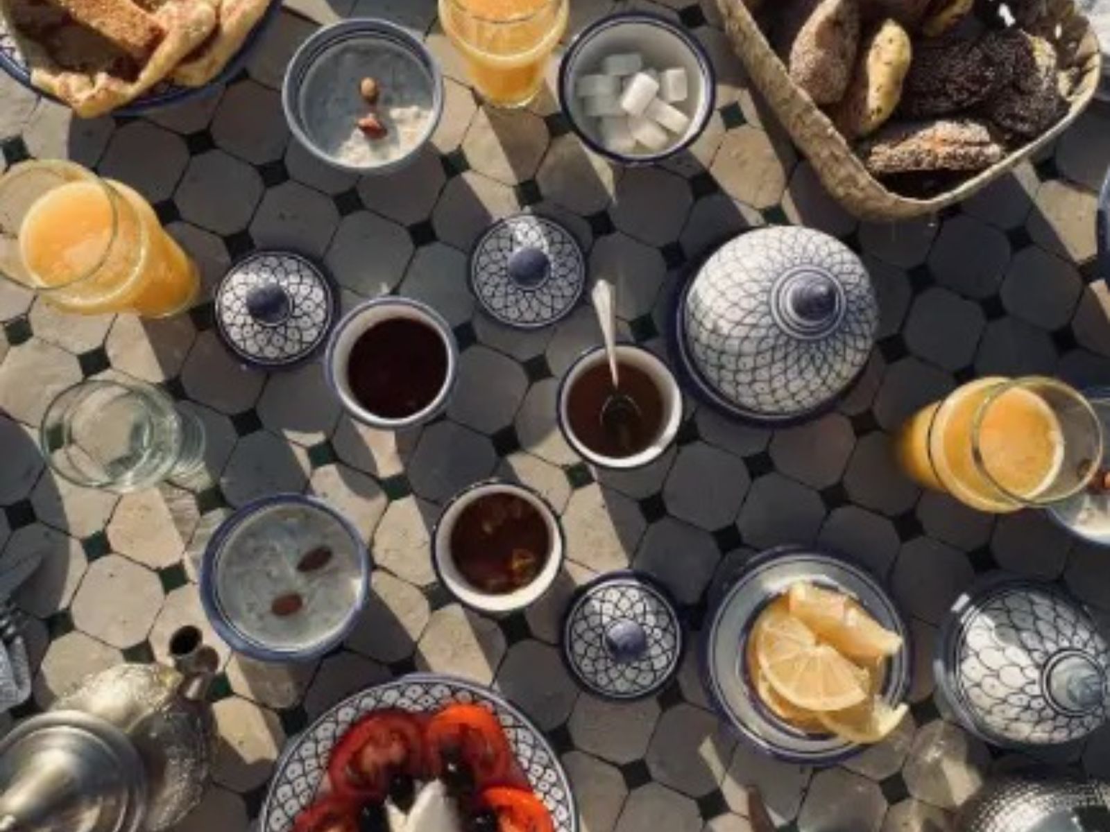 Rondreis Marokko, Essaouira,Villa Maroc, ontbijt op tafel
