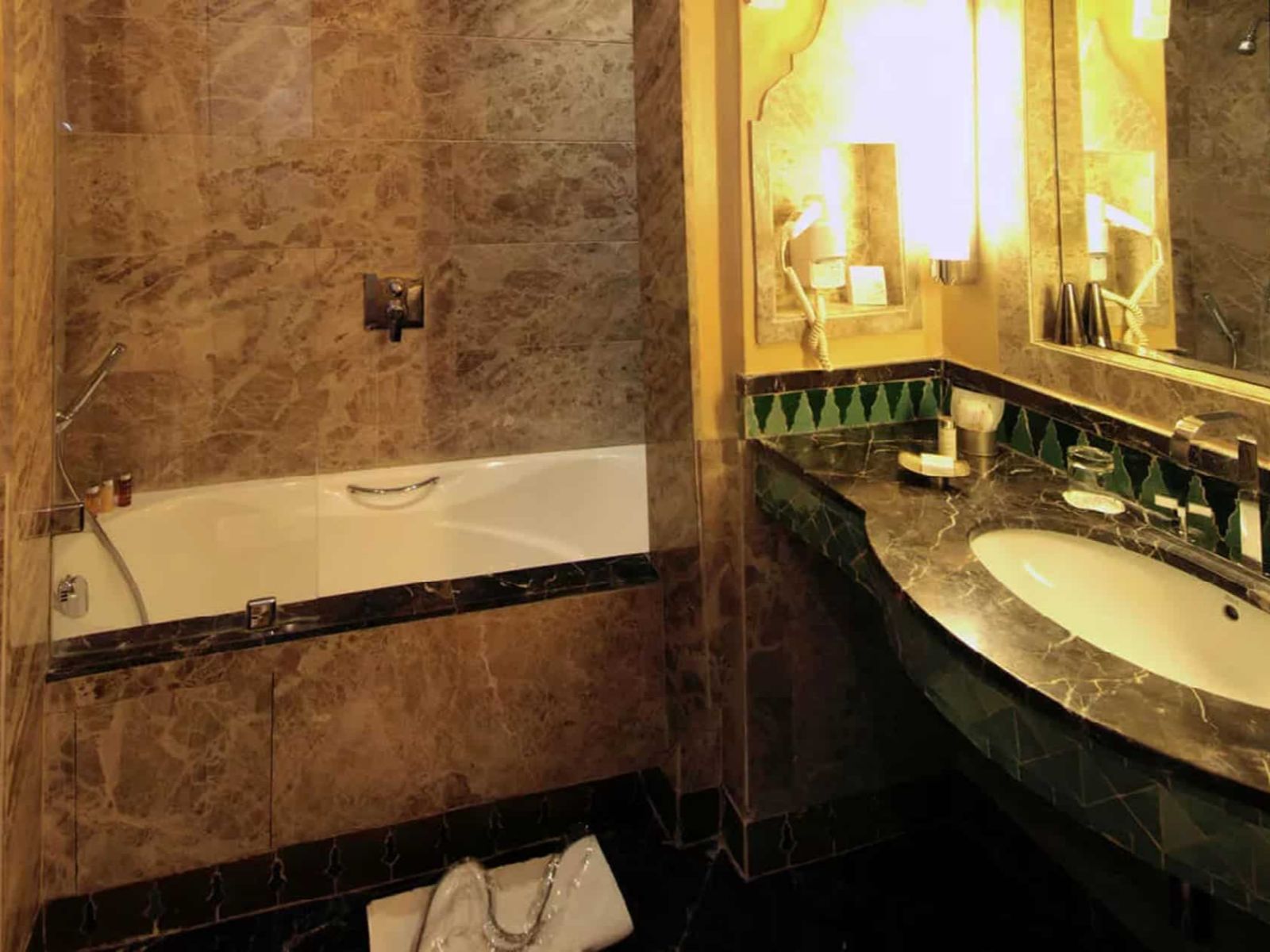 Rondreis Marokko, Fès, Faraj Suites & Spa, Junior Suite, badkamer met bad en douche