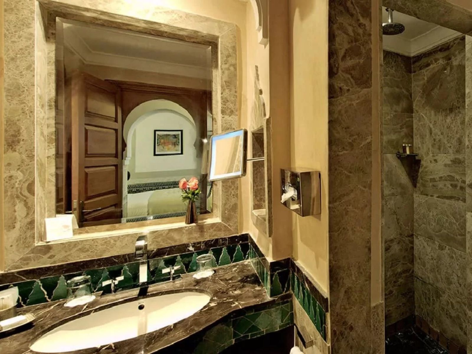 Rondreis Marokko, Fès, Palais Faraj Suites & Spa, classic Riad Suite, badkamer met douche