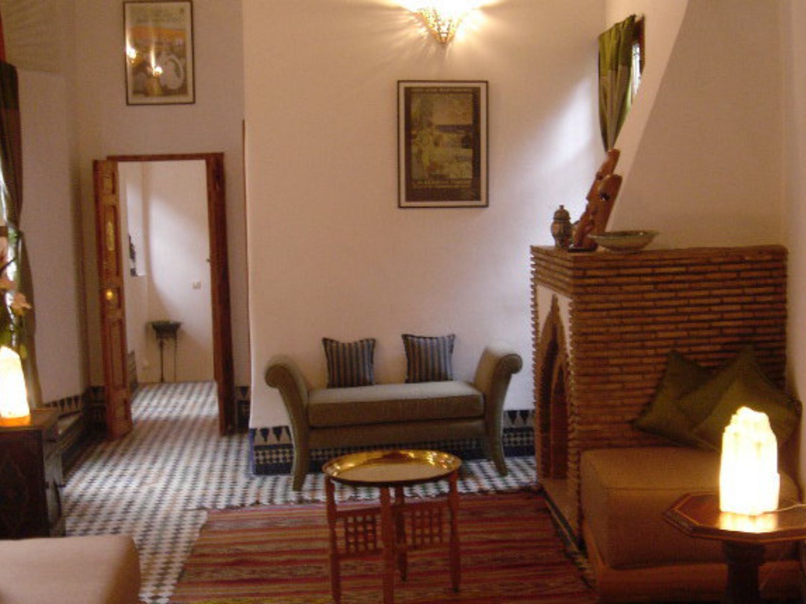 Rondreis Marokko, Fès, Riad La Clé de Fès, deluxe kamer, zitgedeelte met openhaard