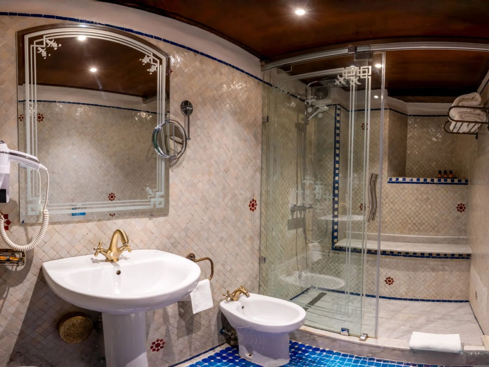 Rondreis Marokko, Fès, Riad Myra, Ba Sidi kamer, badkamer