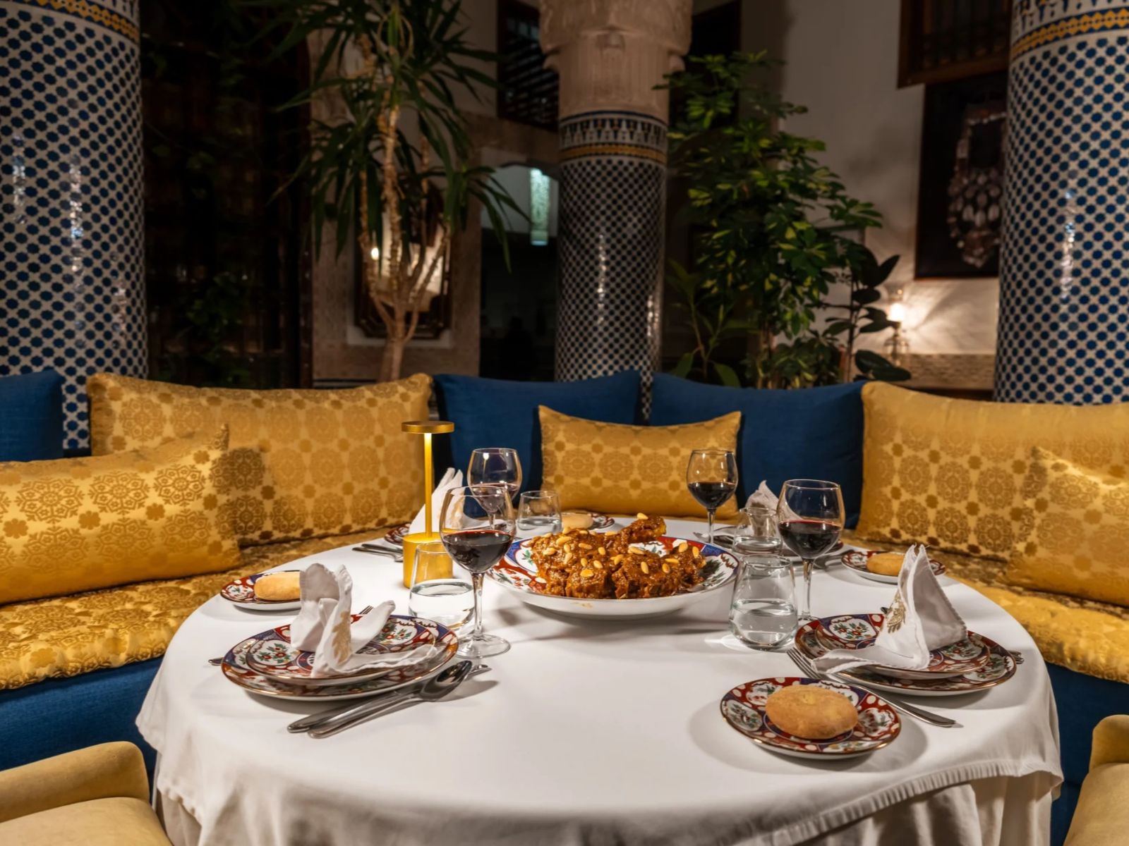 Rondreis Marokko, Fès, Riad Myra, restaurant met eten geserveerd