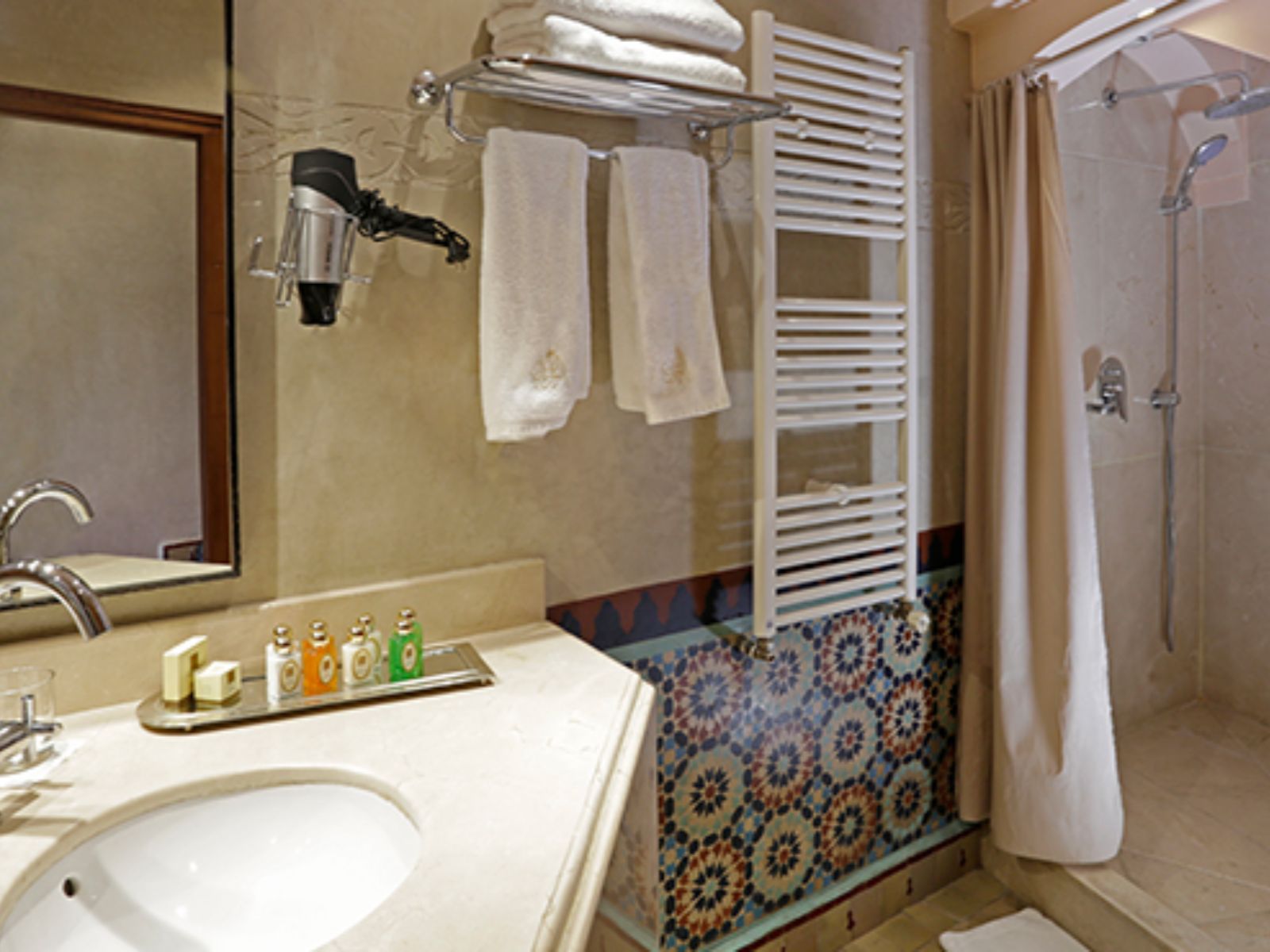 Rondreis Marokko, Marrakech, La Maison Arabe, Garden View standaard kamer, badkamer