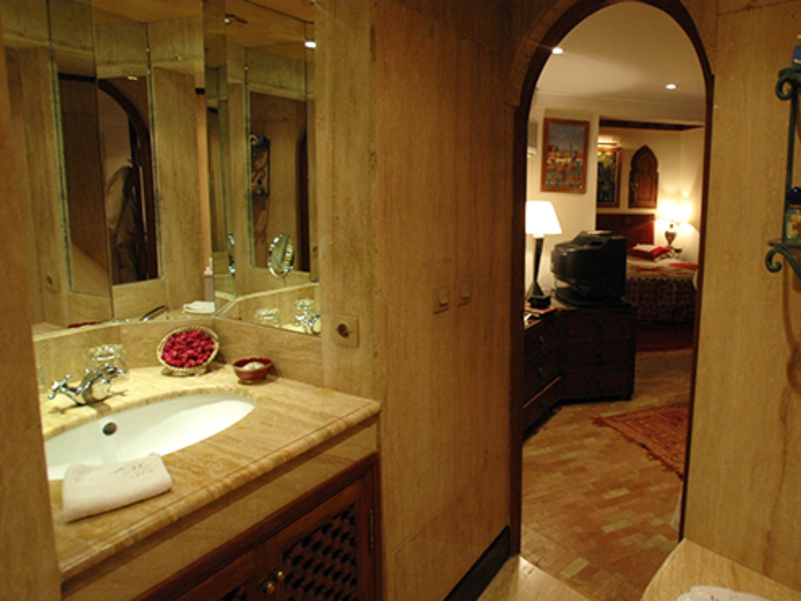 Rondreis Marokko, Marrakech, La Maison Arabe, Patio View standaard kamer, badkamer