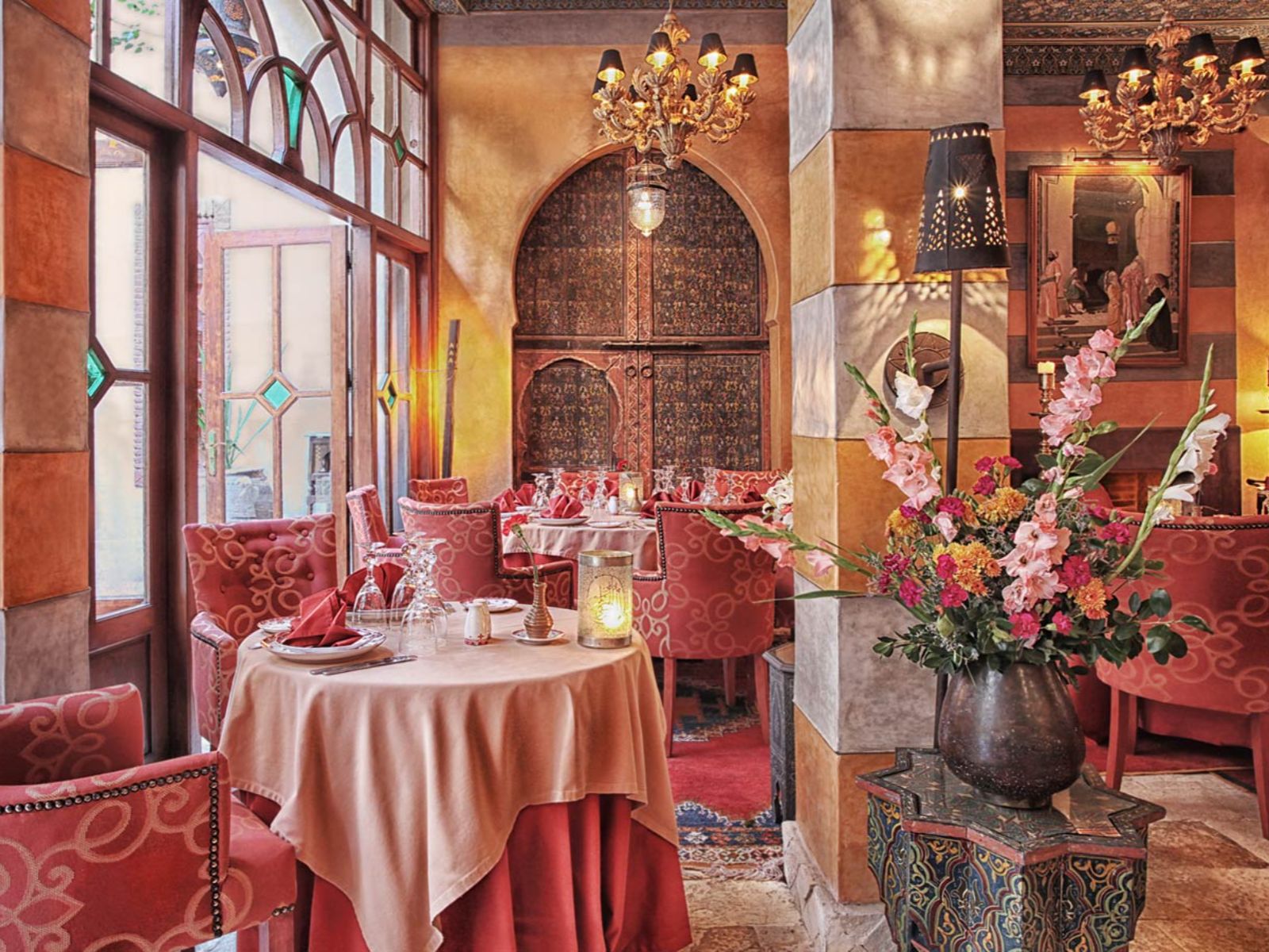 Rondreis Marokko, Marrakech, La Maison Arabe, hotel restaurant met gedekte tafels