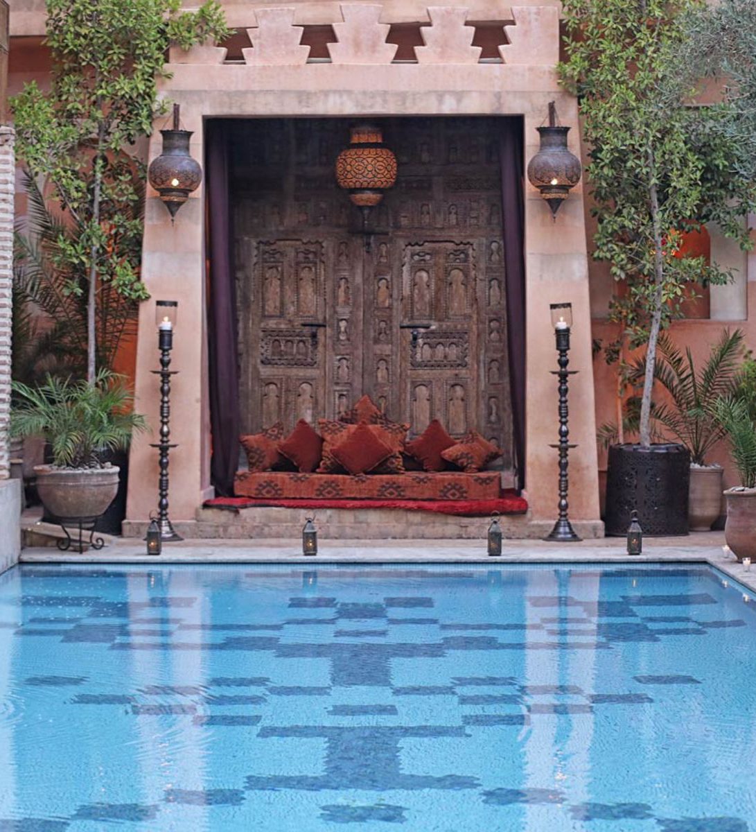 Rondreis Marokko, Marrakech, La Maison Arabe, hotel zwembad met lounge gedeelte