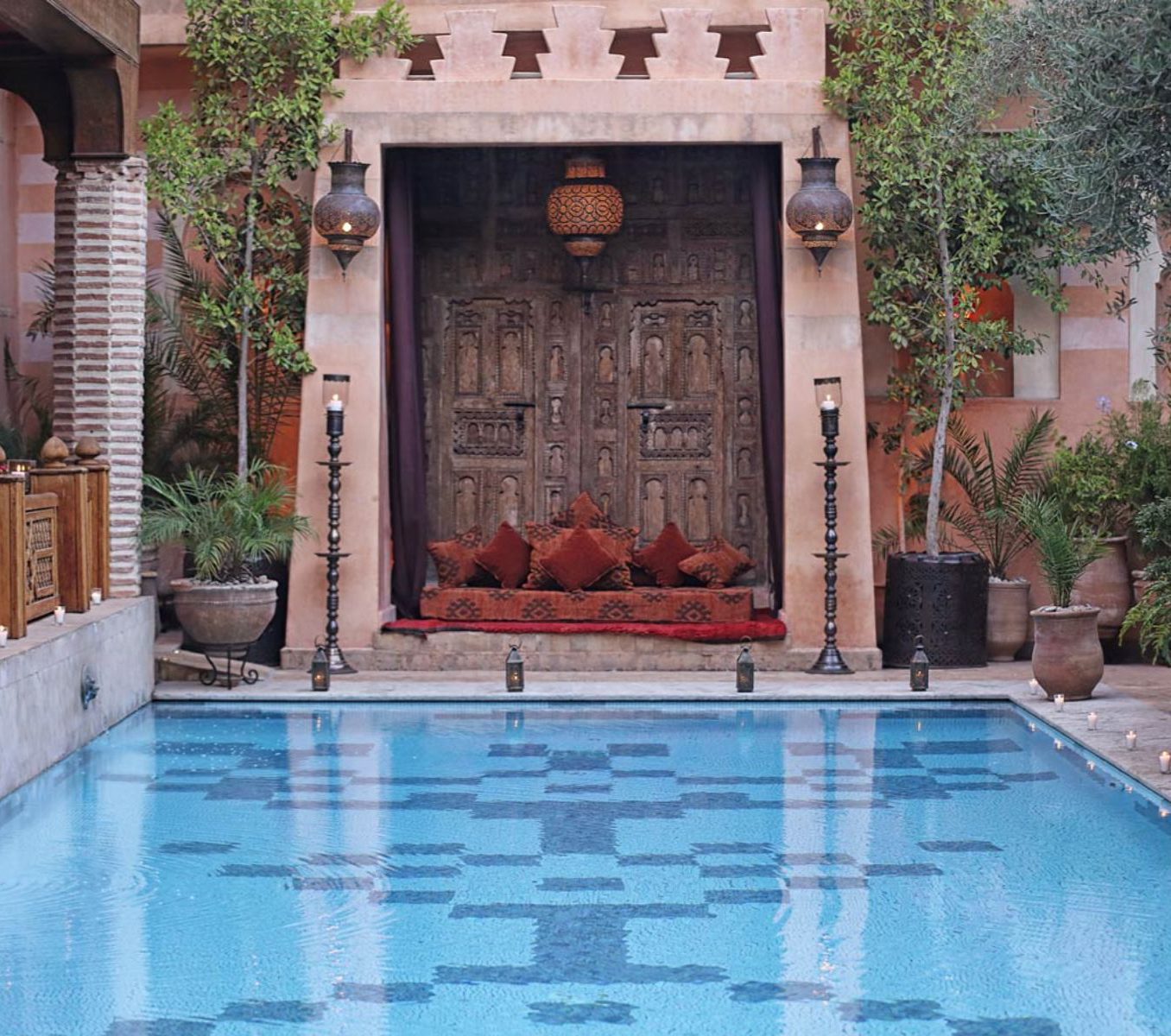 Rondreis Marokko, Marrakech, La Maison Arabe, hotel zwembad met lounge gedeelte