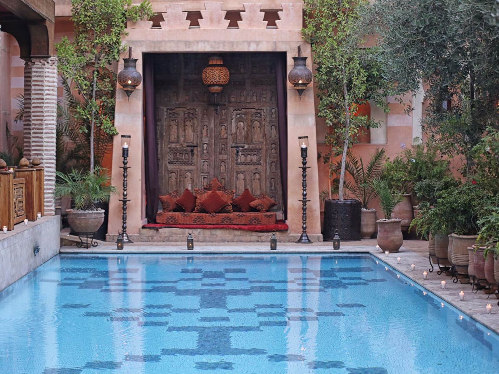 Rondreis Marokko, Marrakech, La Maison Arabe, hotel zwembad met lounge gedeelte