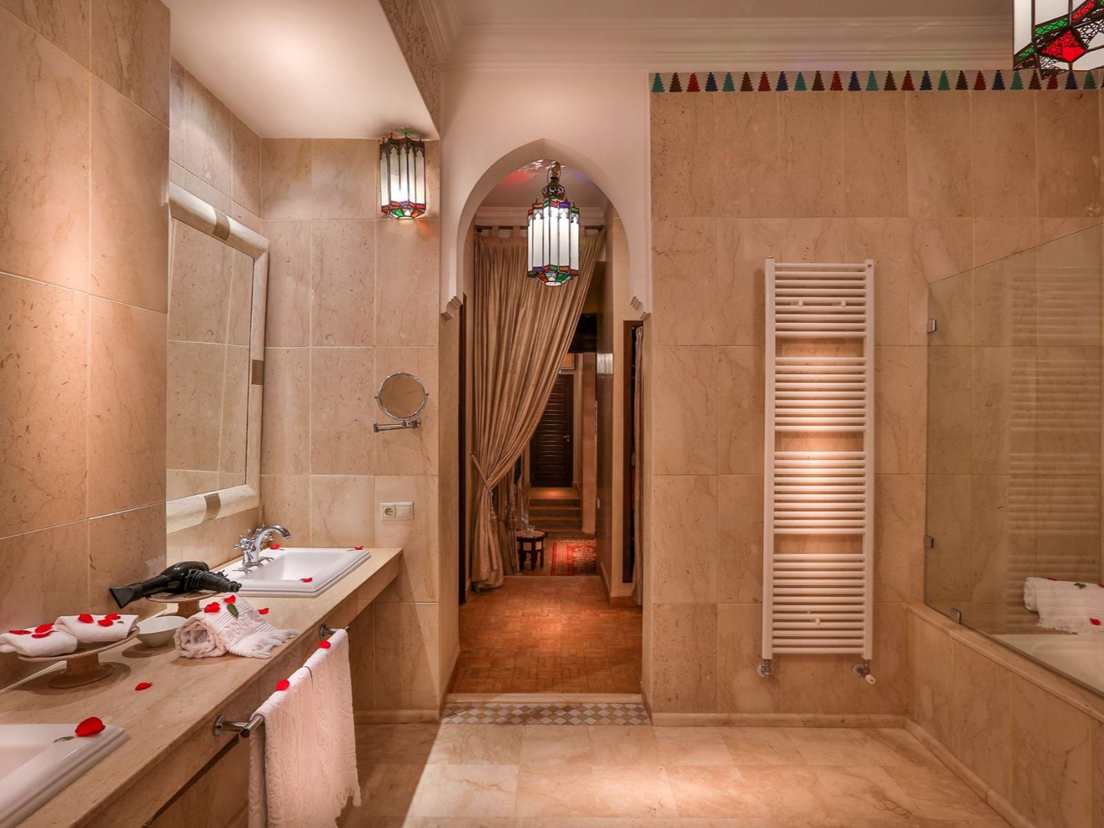 Rondreis Marokko, Marrakech, Riad Kniza, Royal Suite, badkamer