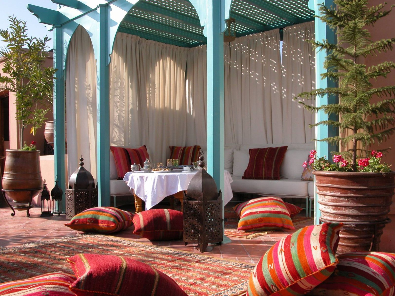 Rondreis Marokko, Marrakech, Riad Kniza, zitgedeelte met kussens buiten