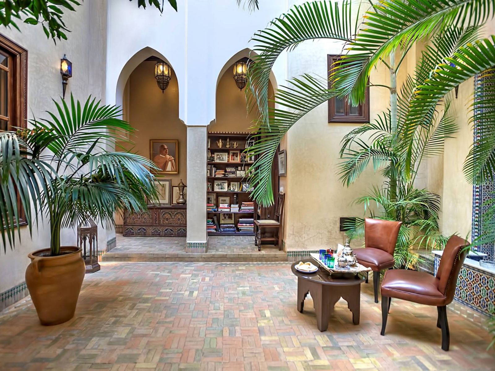 Rondreis Marokko, Marrakech, Riad Kniza, zithoek met boekenkast