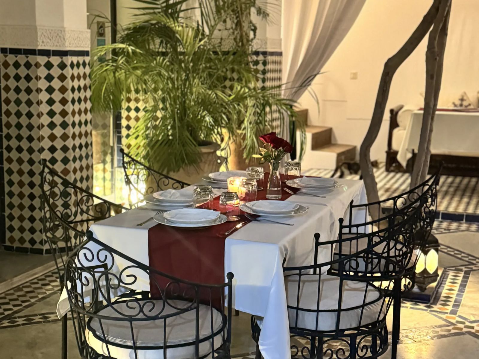 Rondreis Marokko, Marrakech, Riad Twilight, patio met gedekte tafel en zitstoelen