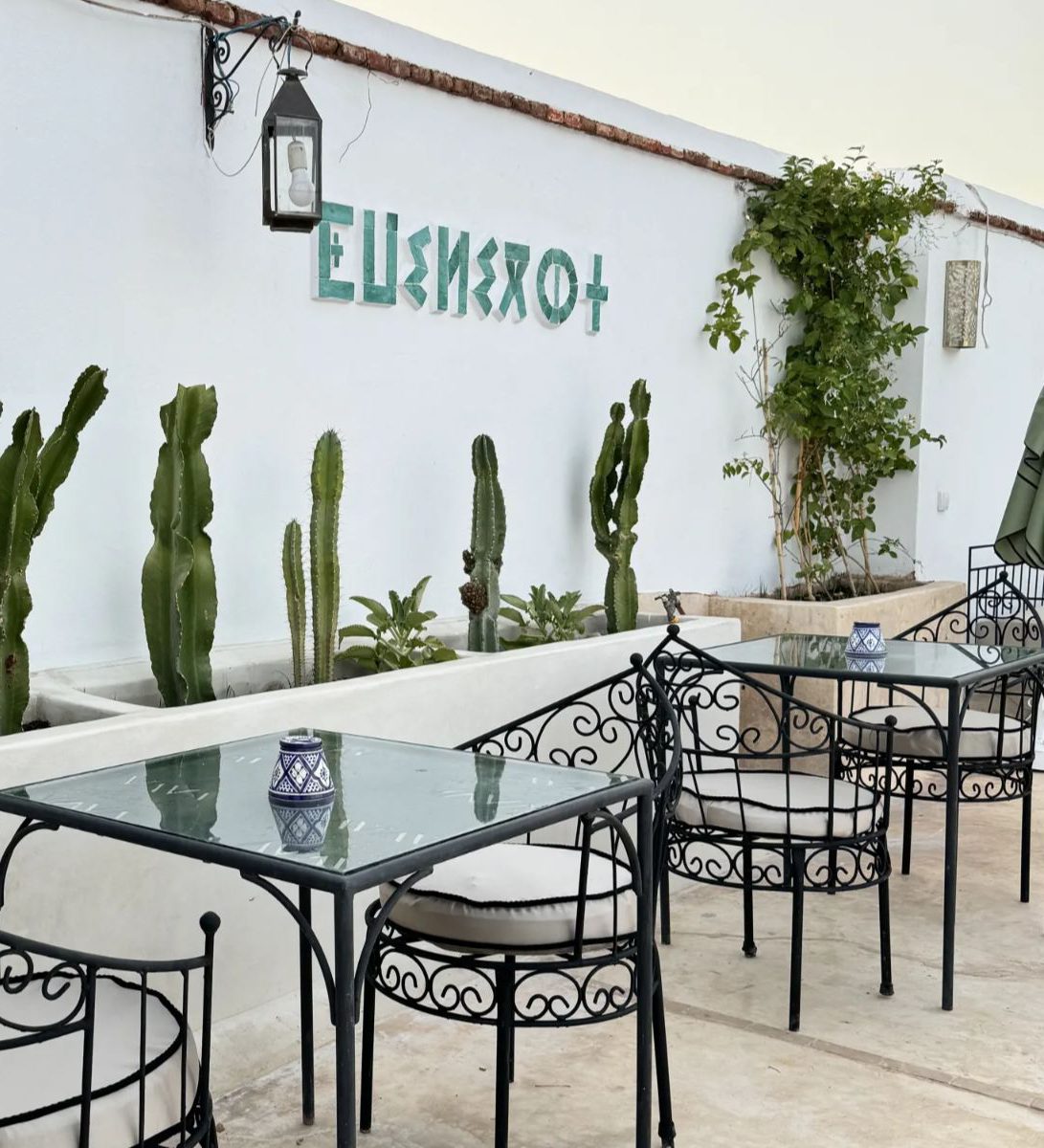 Rondreis Marokko, Marrakech, Riad Twilight, terras met buitenzijde hotel