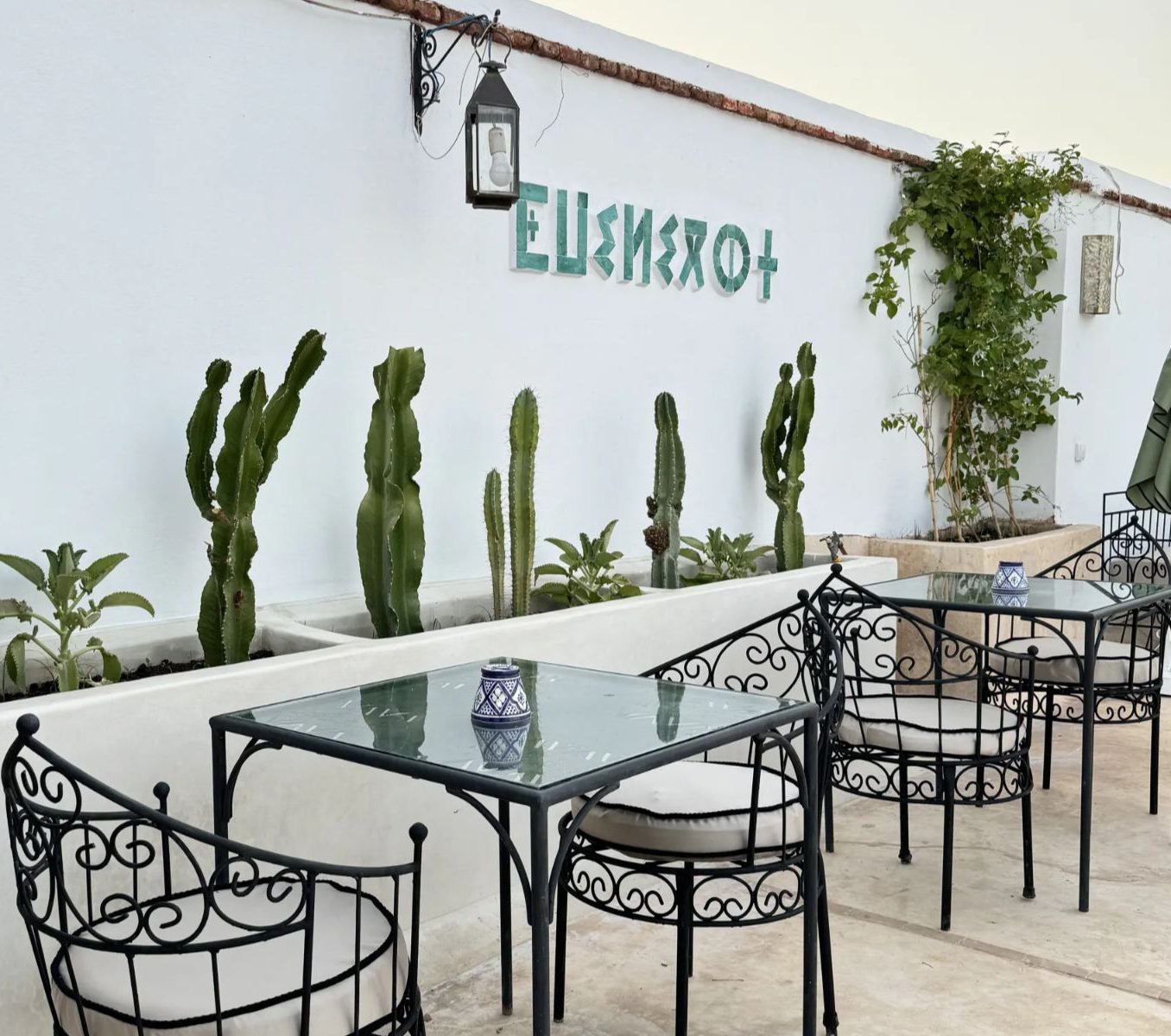 Rondreis Marokko, Marrakech, Riad Twilight, terras met buitenzijde hotel