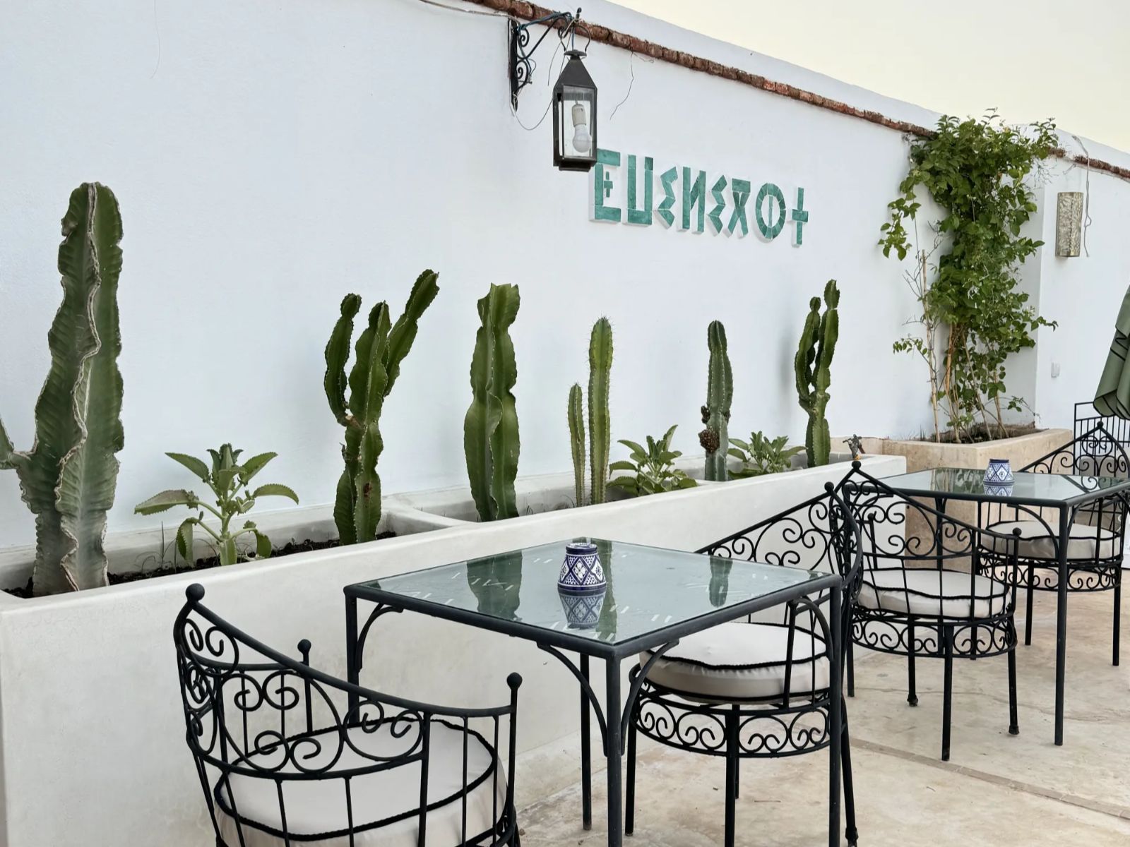 Rondreis Marokko, Marrakech, Riad Twilight, terras met buitenzijde hotel