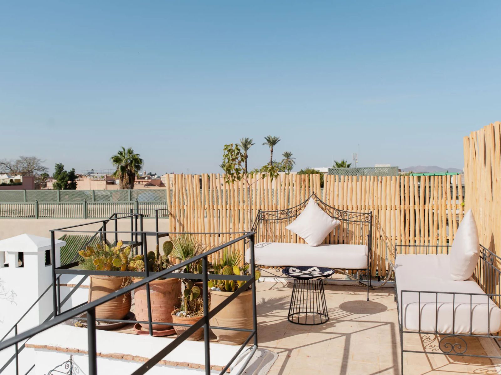 Rondreis Marokko, Marrakech, Riad Twilight, zitgedeelte patio bovenzijde