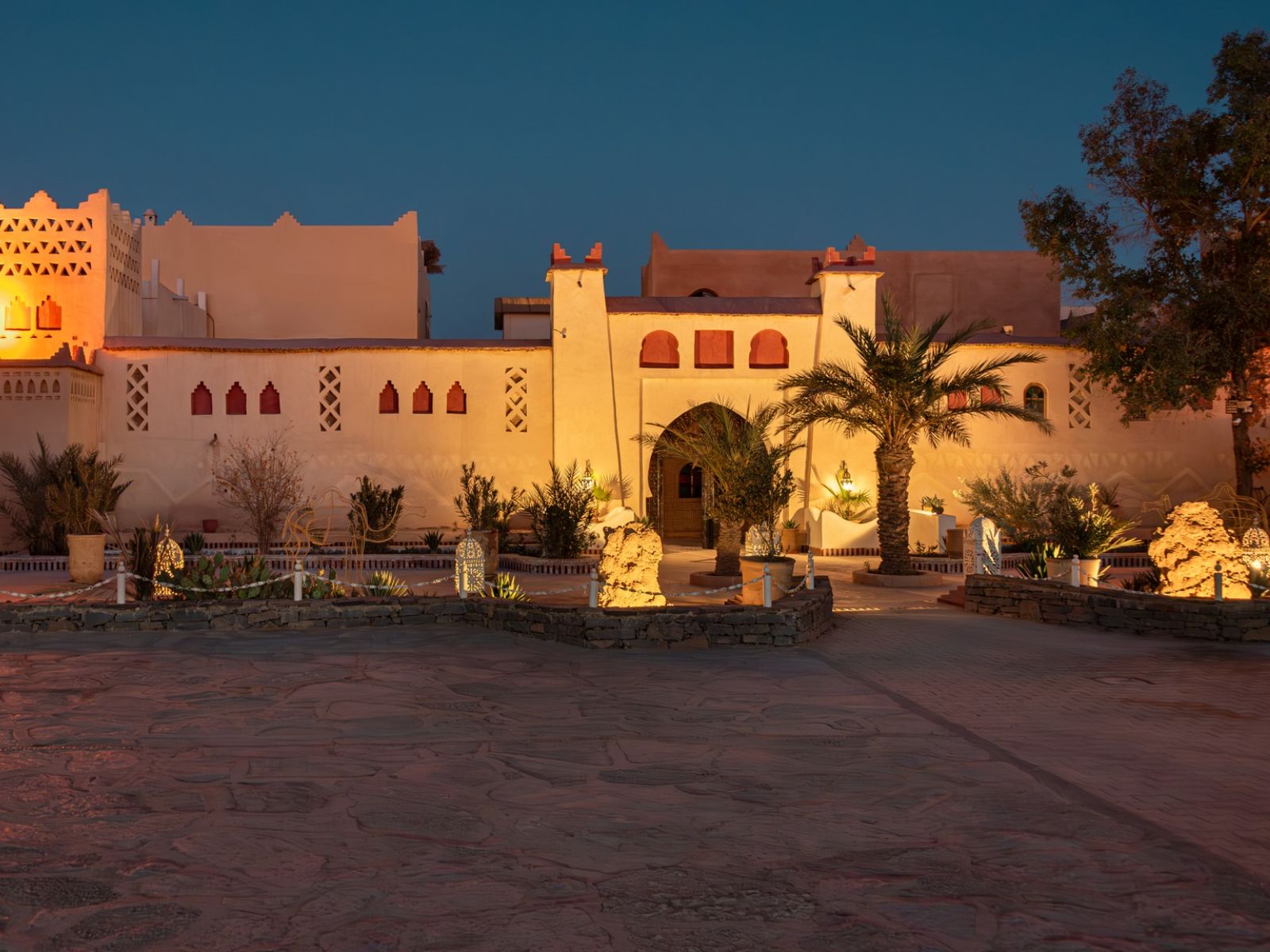 Rondreis Marokko, Merzouga, Kasbah Mohayut, buitenaanzicht in donker