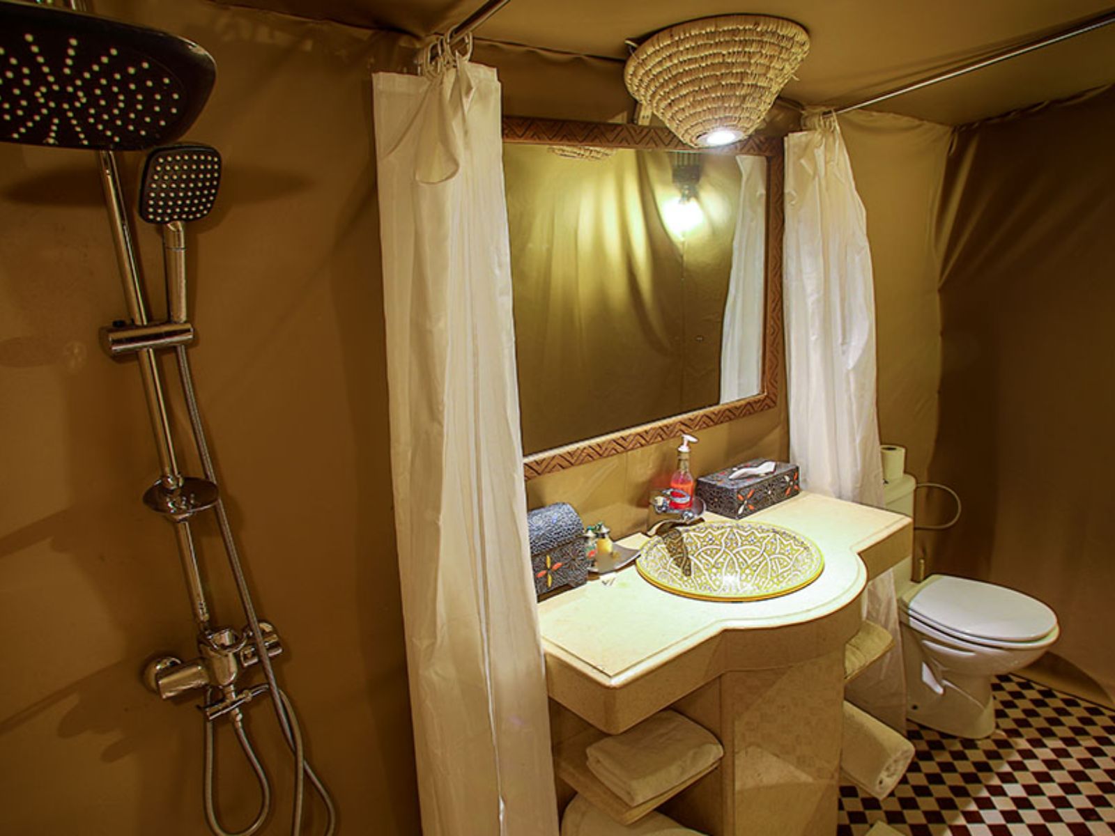 Rondreis Marokko, Merzouga, Riad Madu Delux Camp, badkamer tent