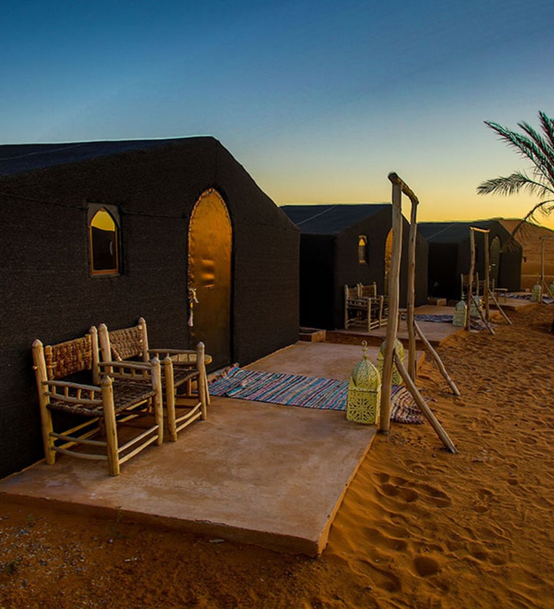 Rondreis Marokko, Merzouga, Riad Madu Delux Camp, zijaanzicht buitenkant van de tenten