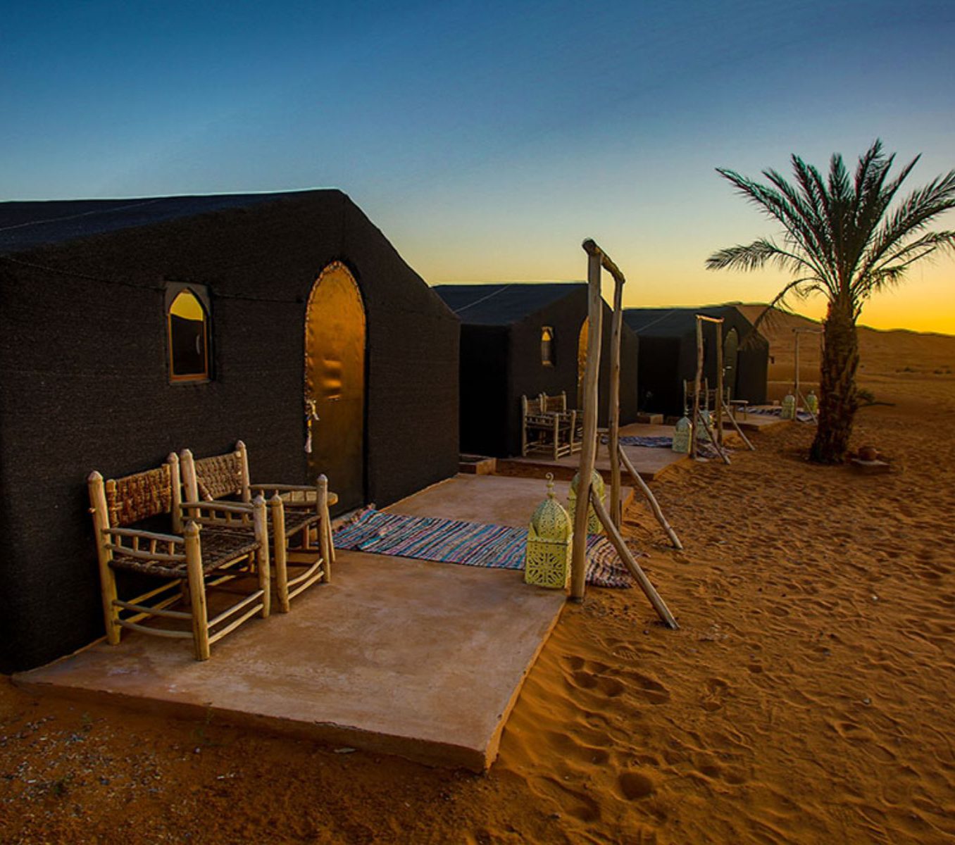 Rondreis Marokko, Merzouga, Riad Madu Delux Camp, zijaanzicht buitenkant van de tenten