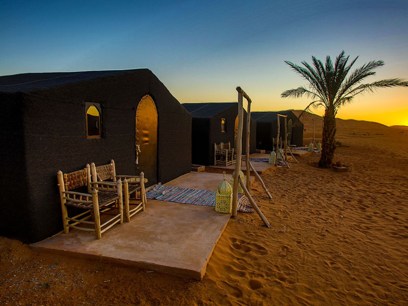 Rondreis Marokko, Merzouga, Riad Madu Delux Camp, zijaanzicht buitenkant van de tenten