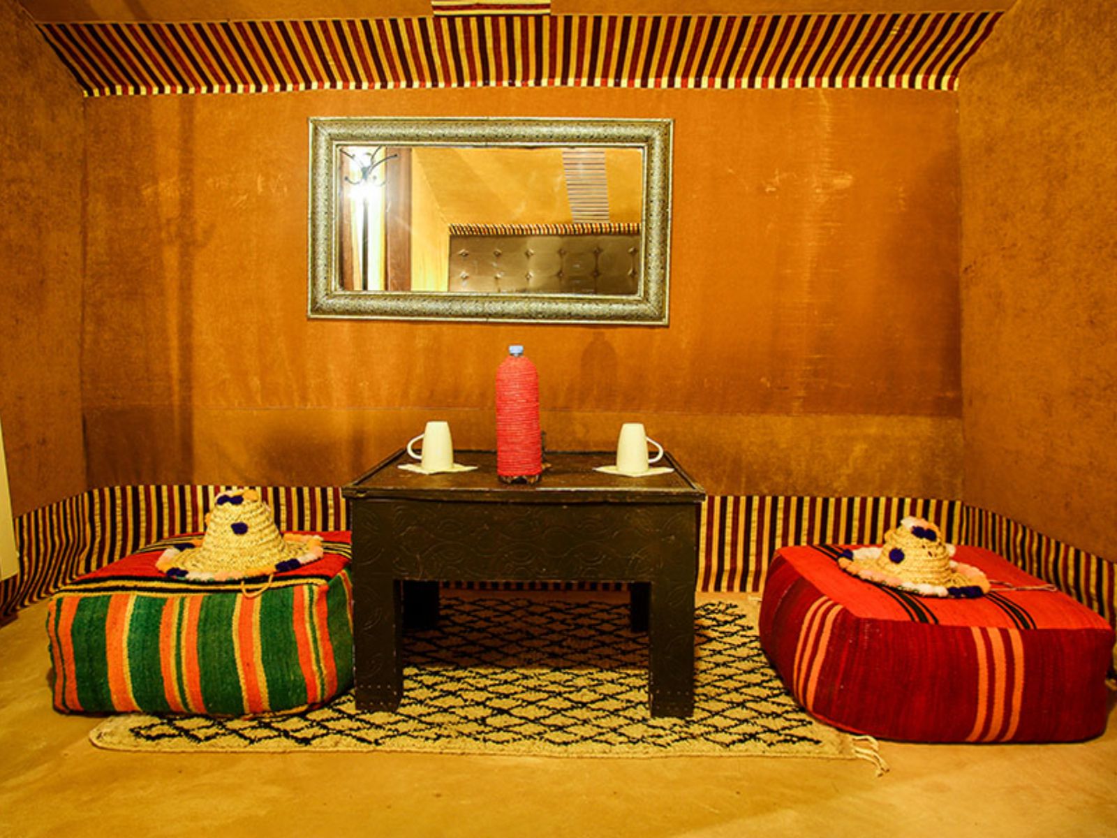 Rondreis Marokko, Merzouga, Riad Madu Delux Camp, zitgedeelte tent