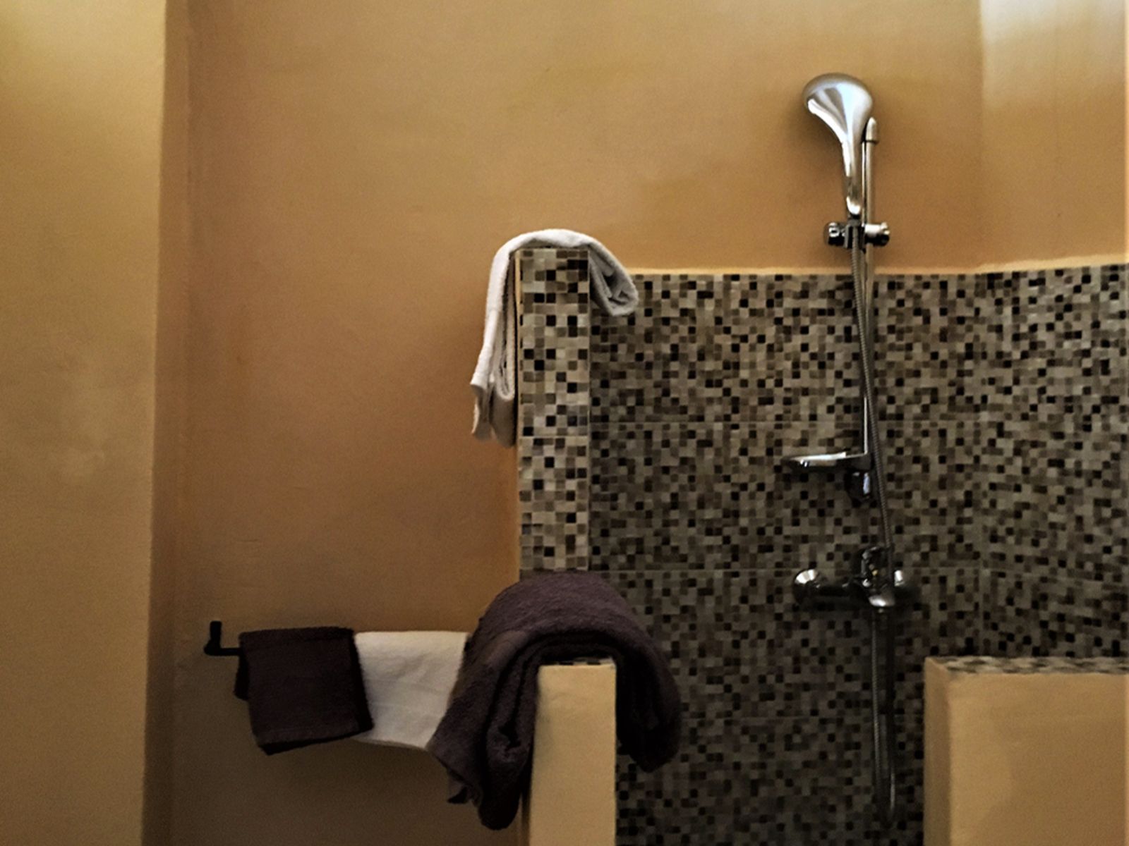 Rondreis Marokko, Tanger, Dar Sultan, Grand Socco kamer, badkamer