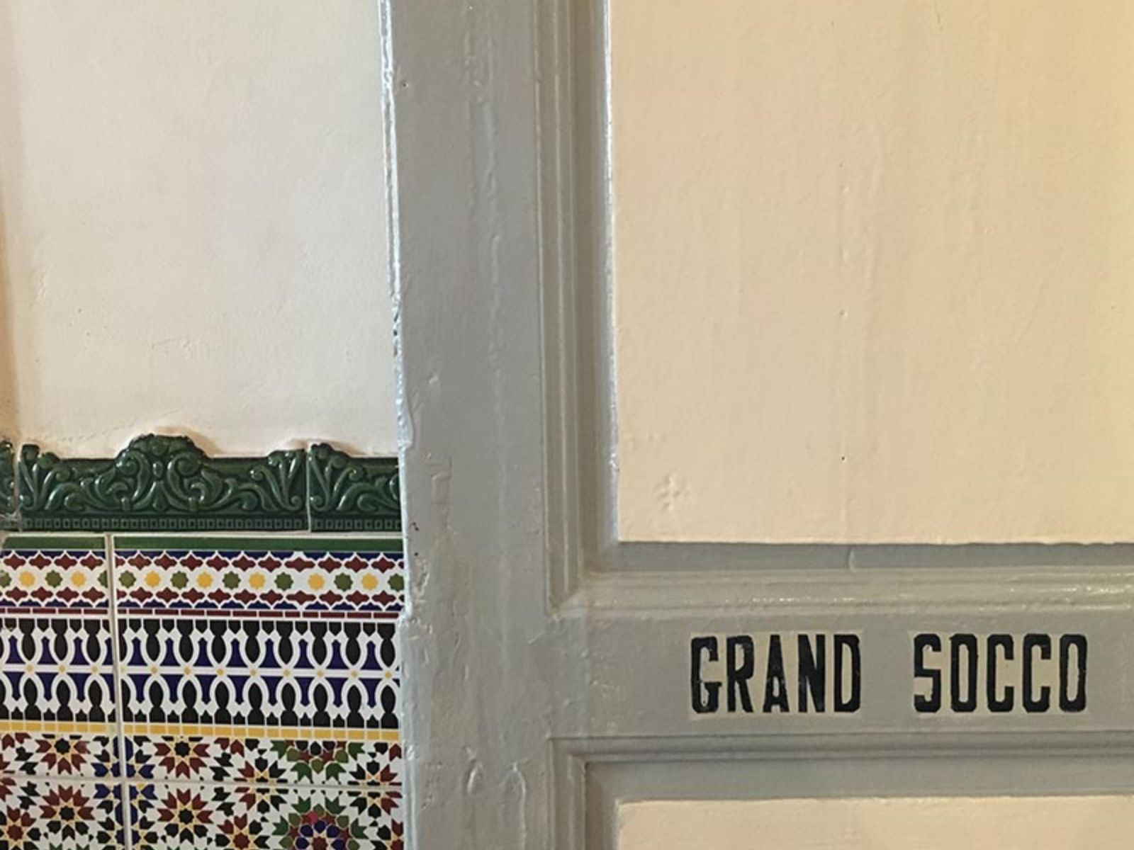 Rondreis Marokko, Tanger, Dar Sultan, Grand Soco kamer, kamerdeur met naam