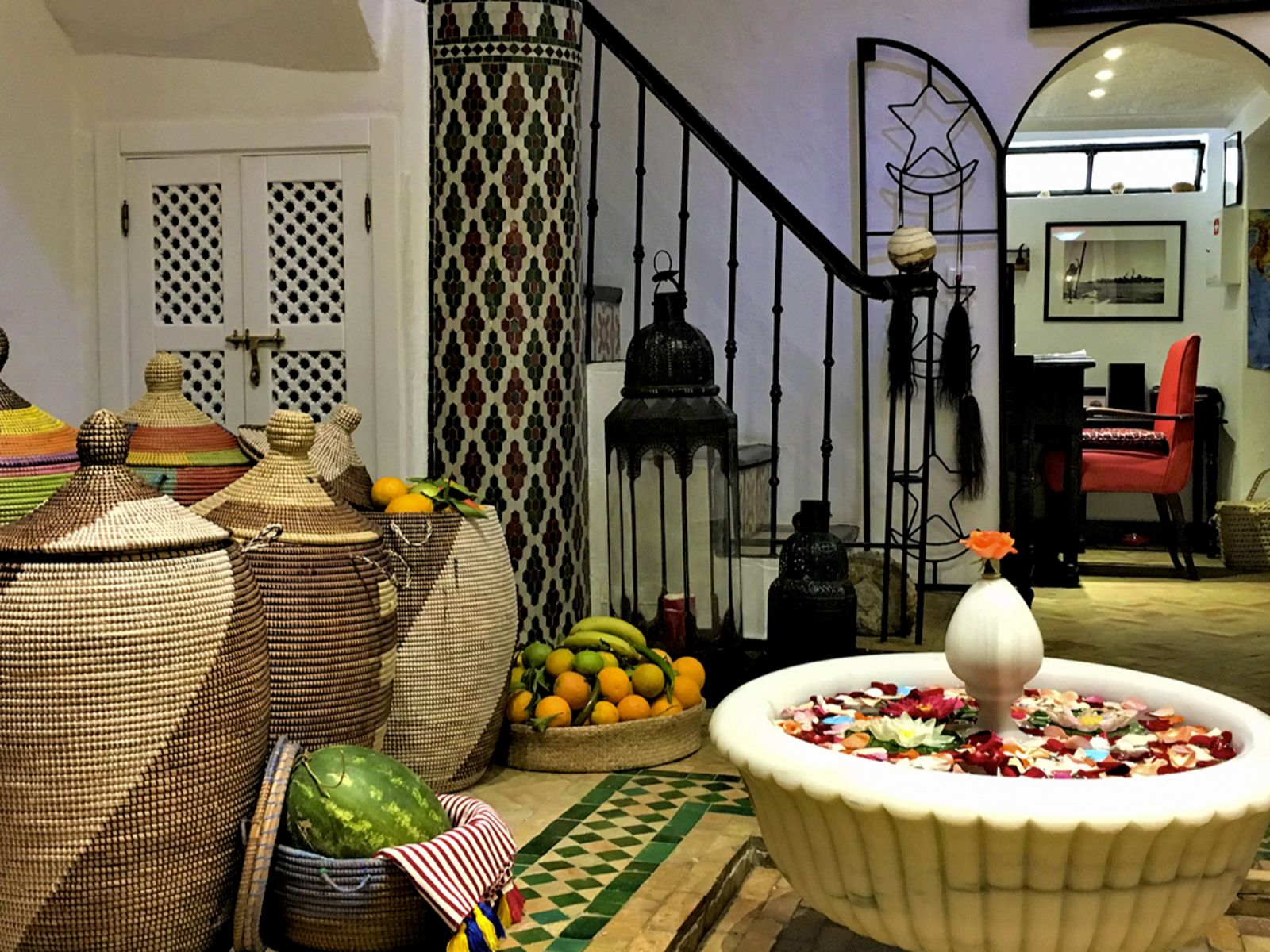 Rondreis Marokko, Tanger, Dar Sultan, lobby met kleine bloemen fontein en manden met fruit