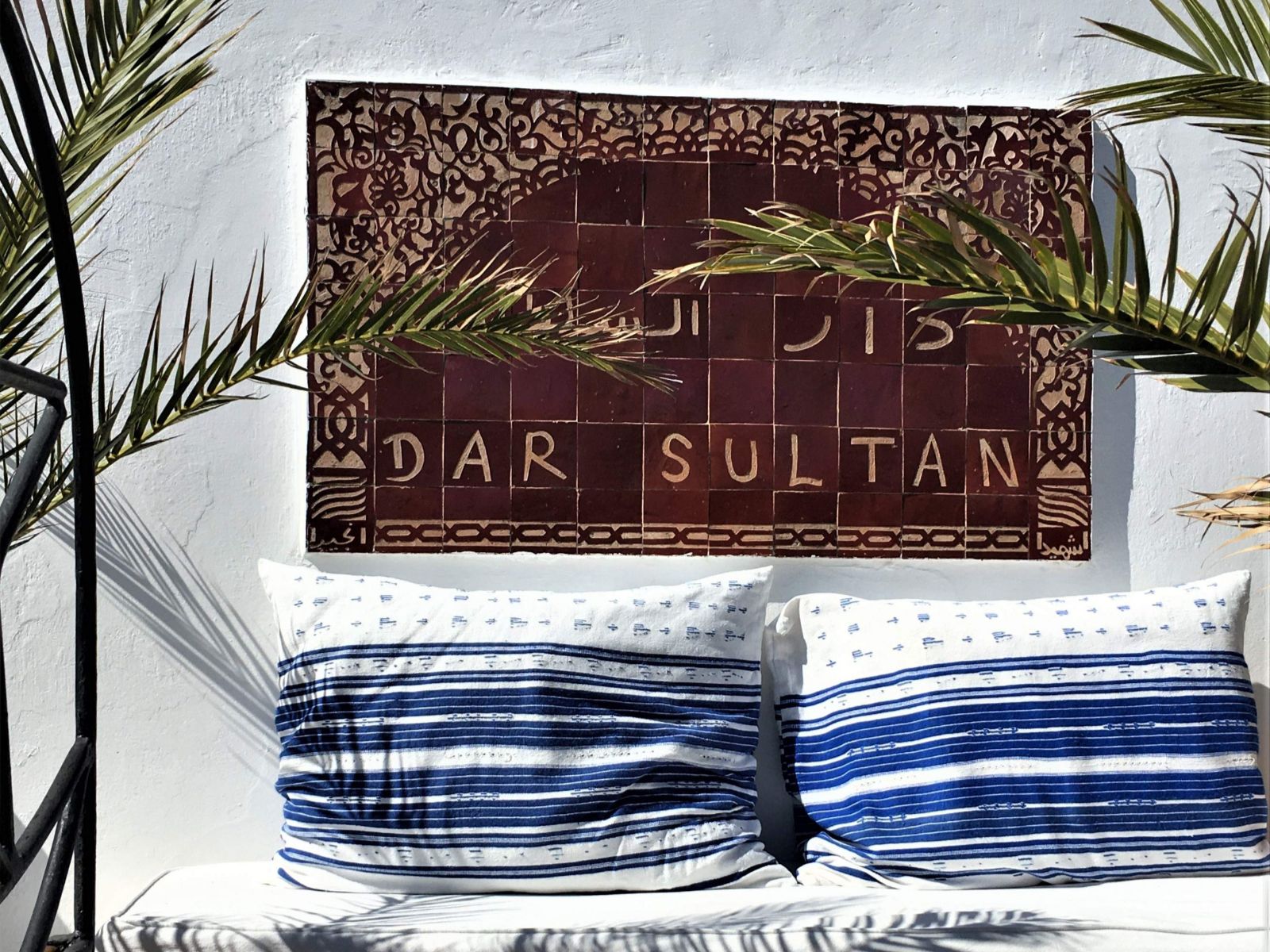 Rondreis Marokko, Tanger, Dar Sultan, logo buitenkant met zitplek