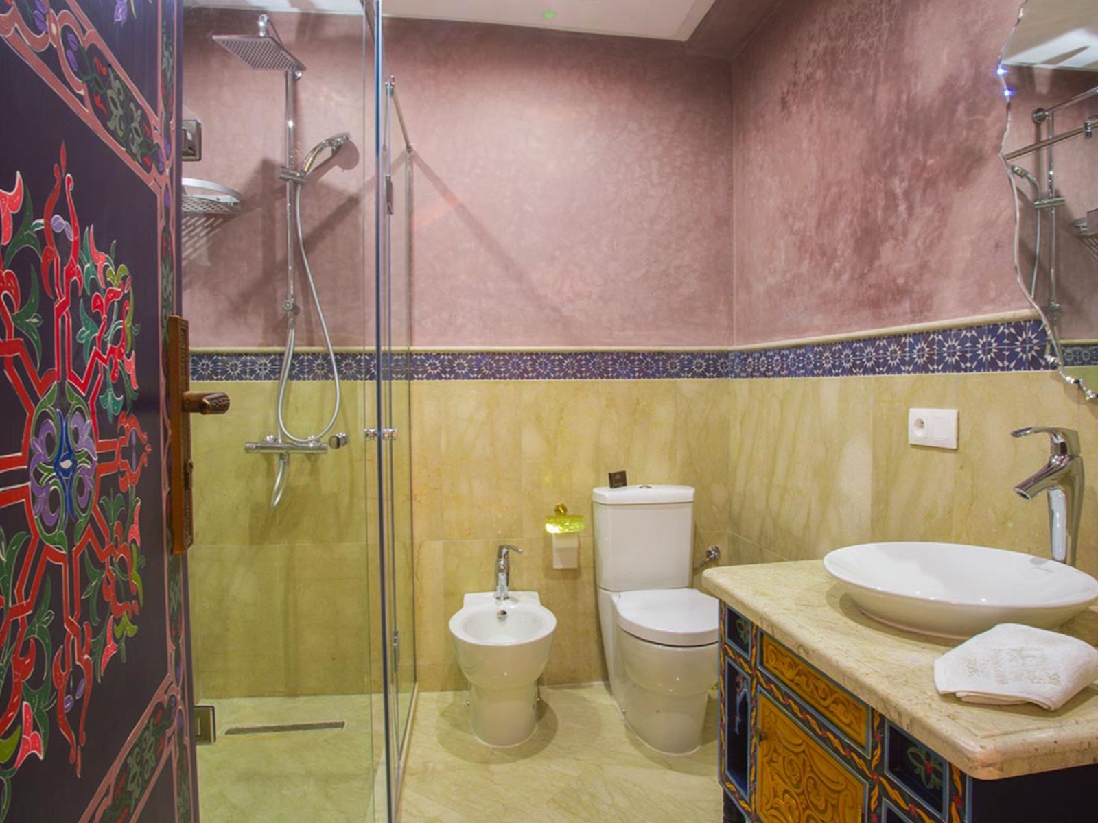 Rondreis Marokko, Tanger, Palais Zahia Hotel & Spa, Dar El Baroud Suite, badkamer
