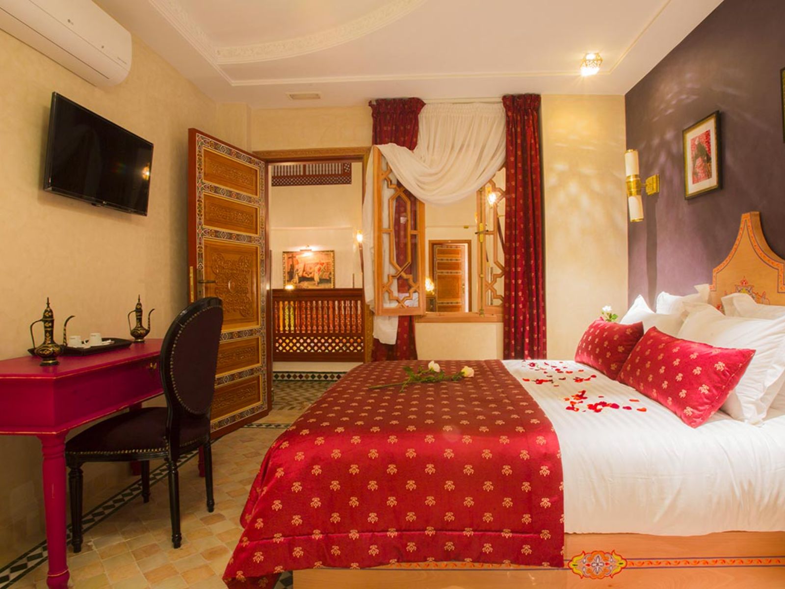 Rondreis Marokko, Tanger, Palais Zahia Hotel & Spa, Dar El Baroud Suite, kameroverzicht met tweepersoonsbed