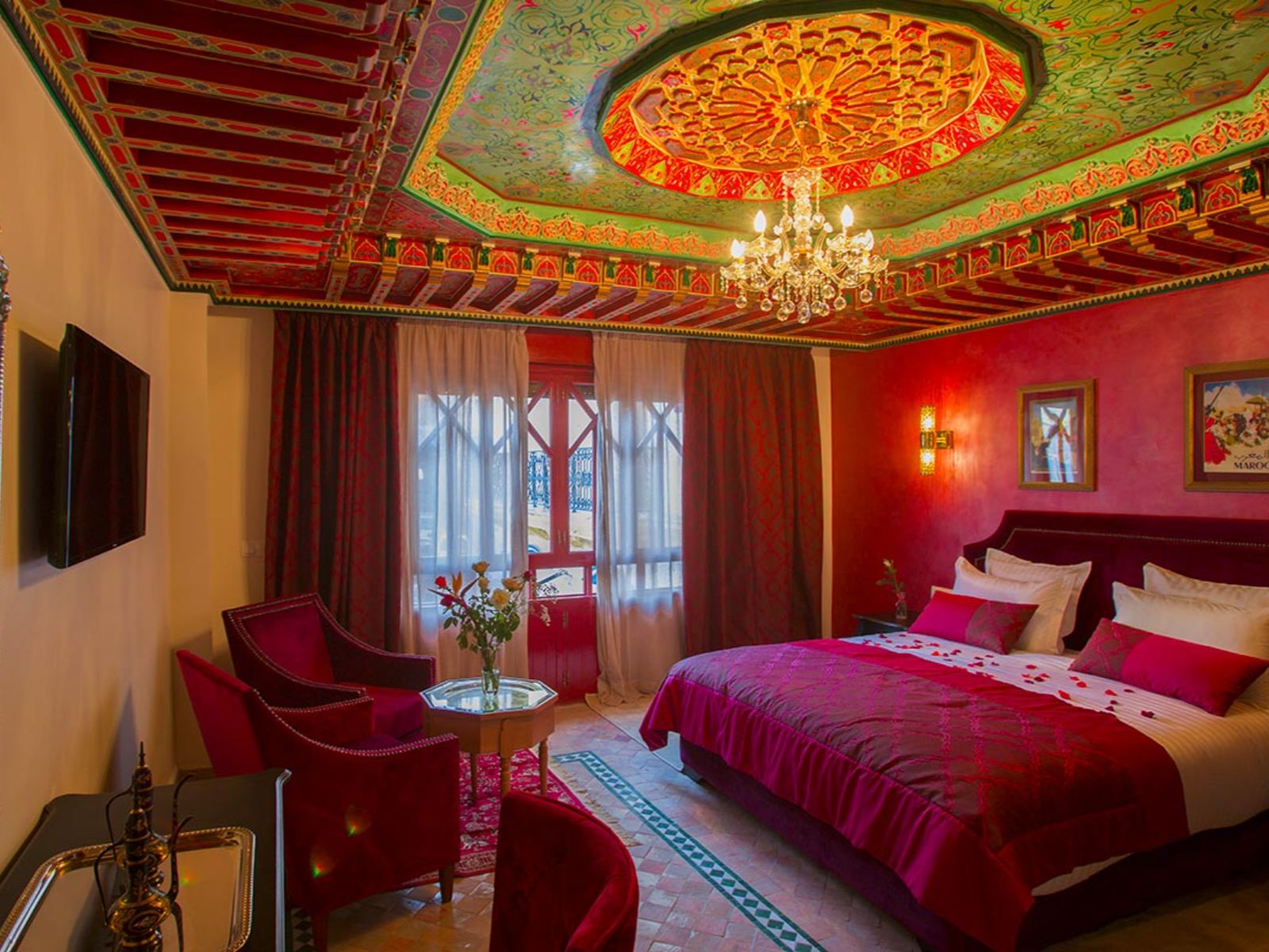 Rondreis Marokko, Tanger, Palais Zahia Hotel & Spa, Sultan Suite, kameroverzicht met tweepersoonsbed