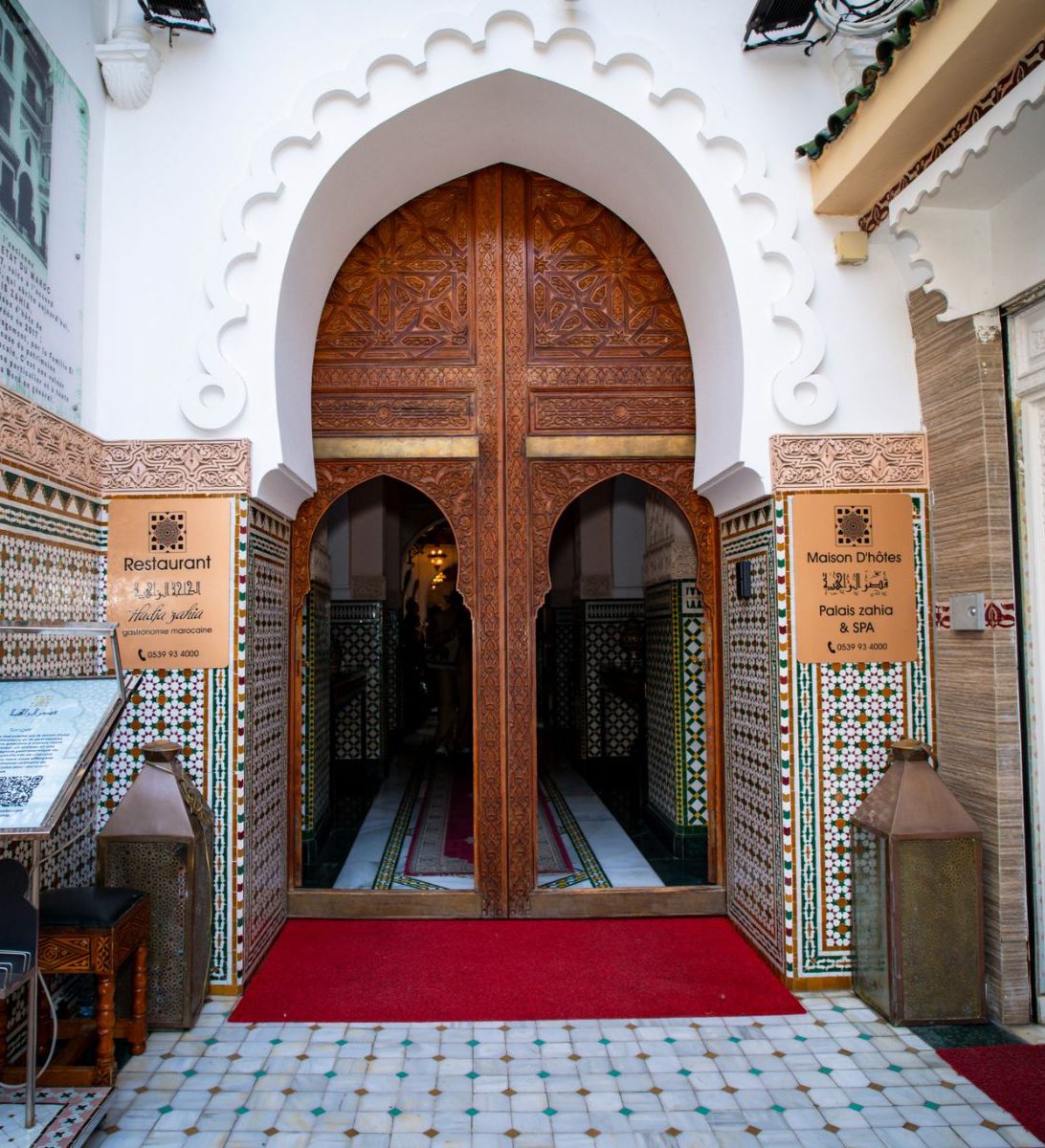 Rondreis Marokko, Tanger, Palais Zahia Hotel & Spa, ingang hotel met naambordjes