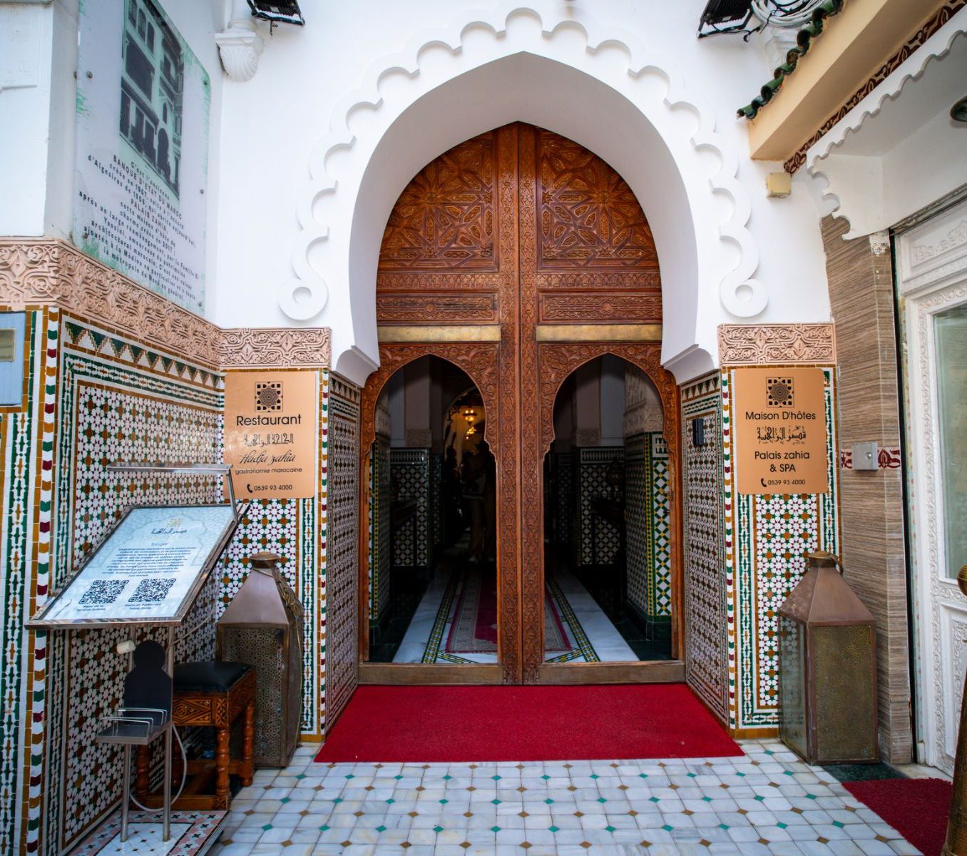 Rondreis Marokko, Tanger, Palais Zahia Hotel & Spa, ingang hotel met naambordjes