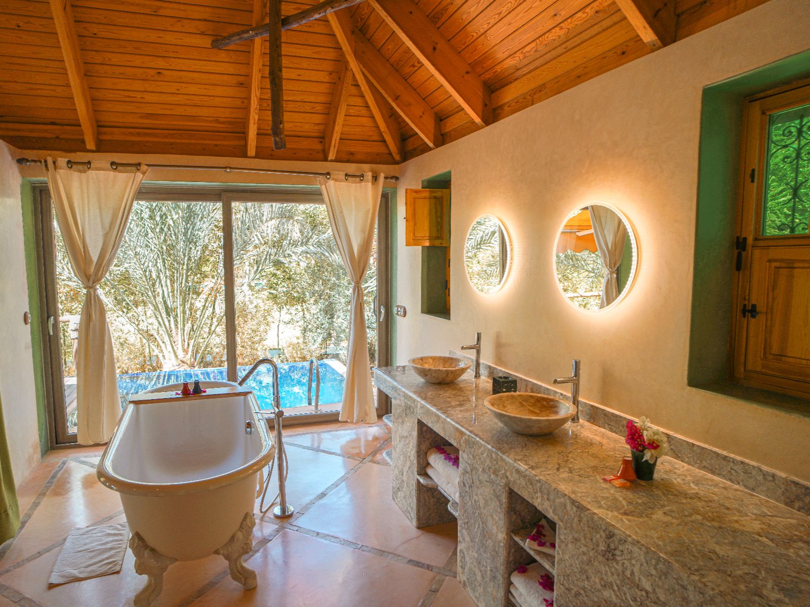 Rondreis Marokko, Zagora, Dar Hnini, one bedroom bungalow, badkamer met bad en wasbak