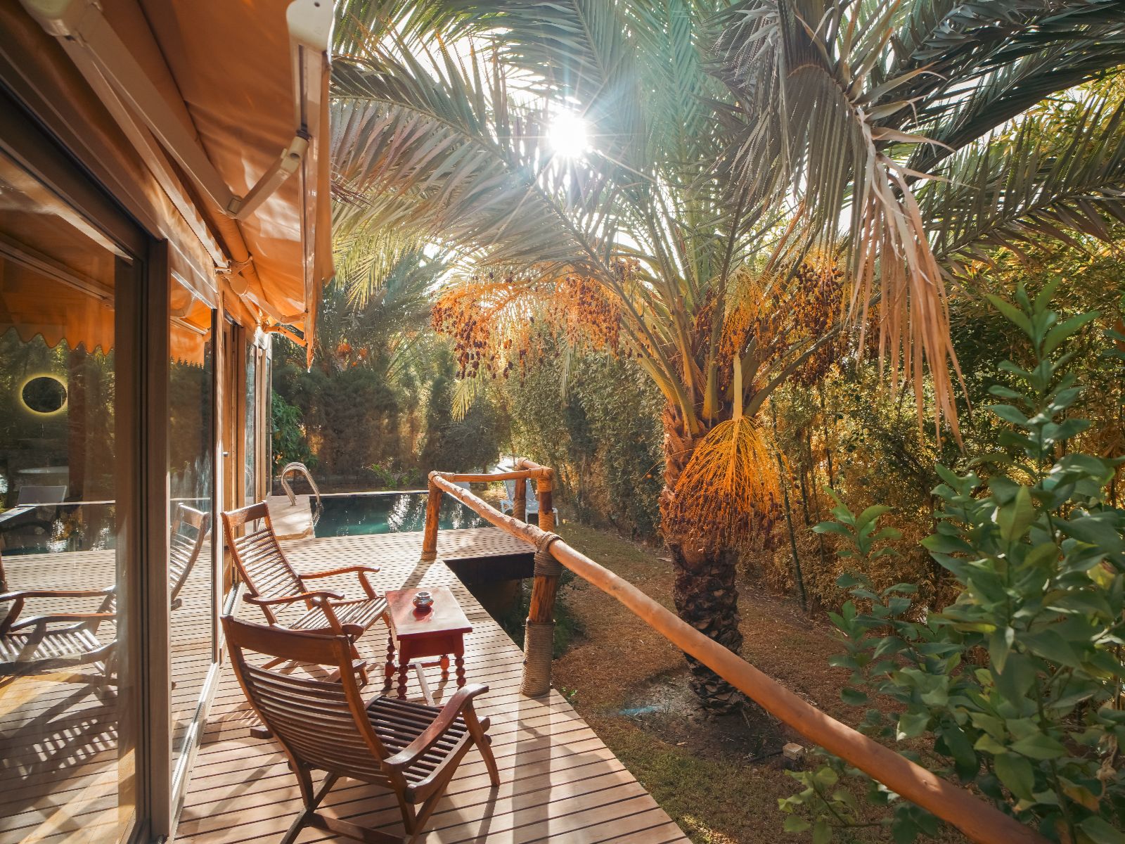 Rondreis Marokko, Zagora, Dar Hnini, one bedroom bungalow, overzichtsfoto terras met buitenzwembad