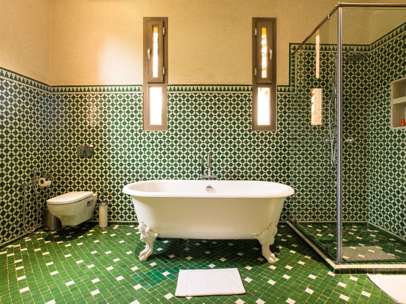 Rondreis Marokko, Zagora, Dar Hnini, one bedroom villa, badkamer met bad en douche
