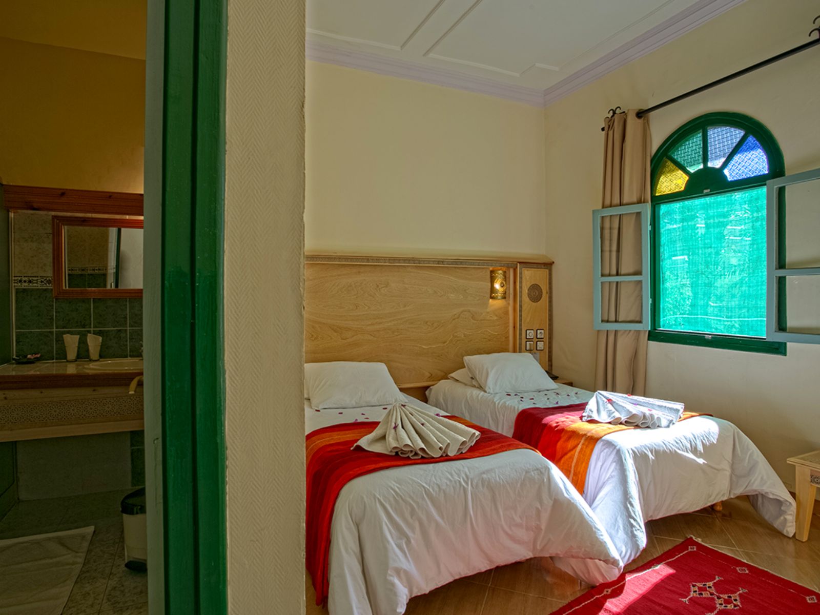 Rondreis Marokko, Zagora, Kasbah Sirocco, deluxe room met badkamer kameroverzicht