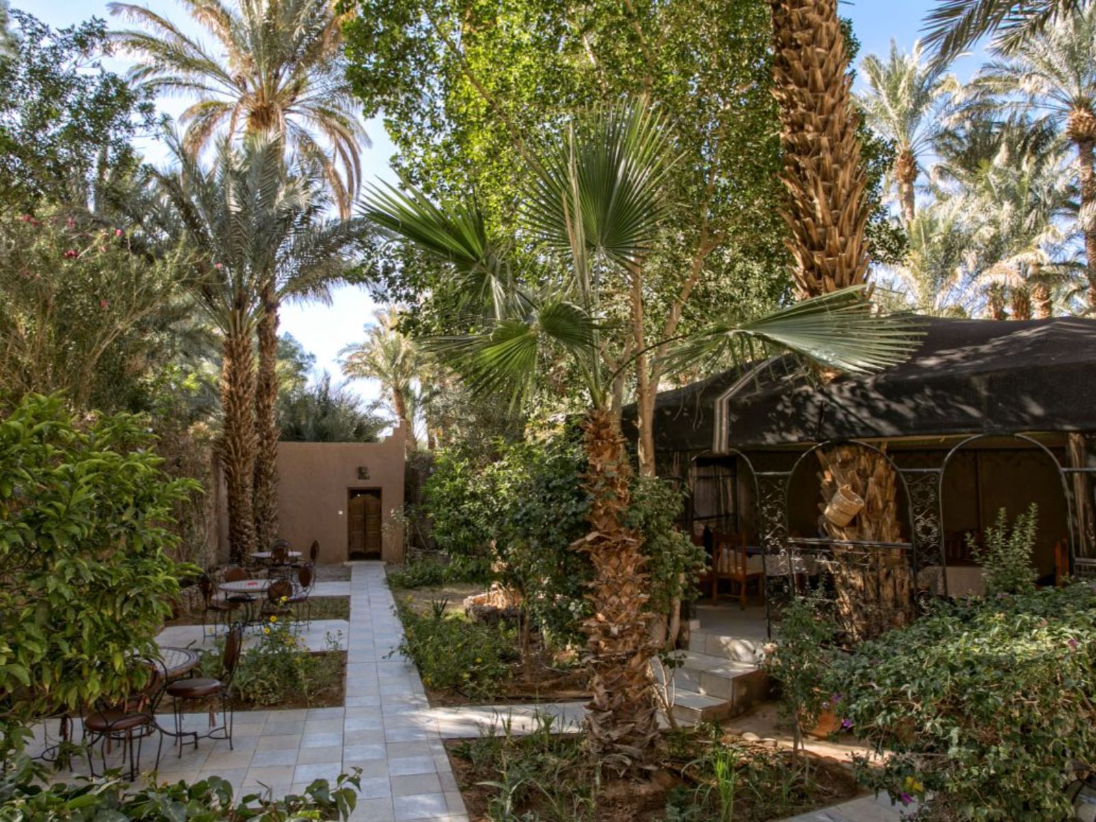 Rondreis Marokko, Zagora, Kasbah Sirocco, hotel restaurant zitgedeelte buiten