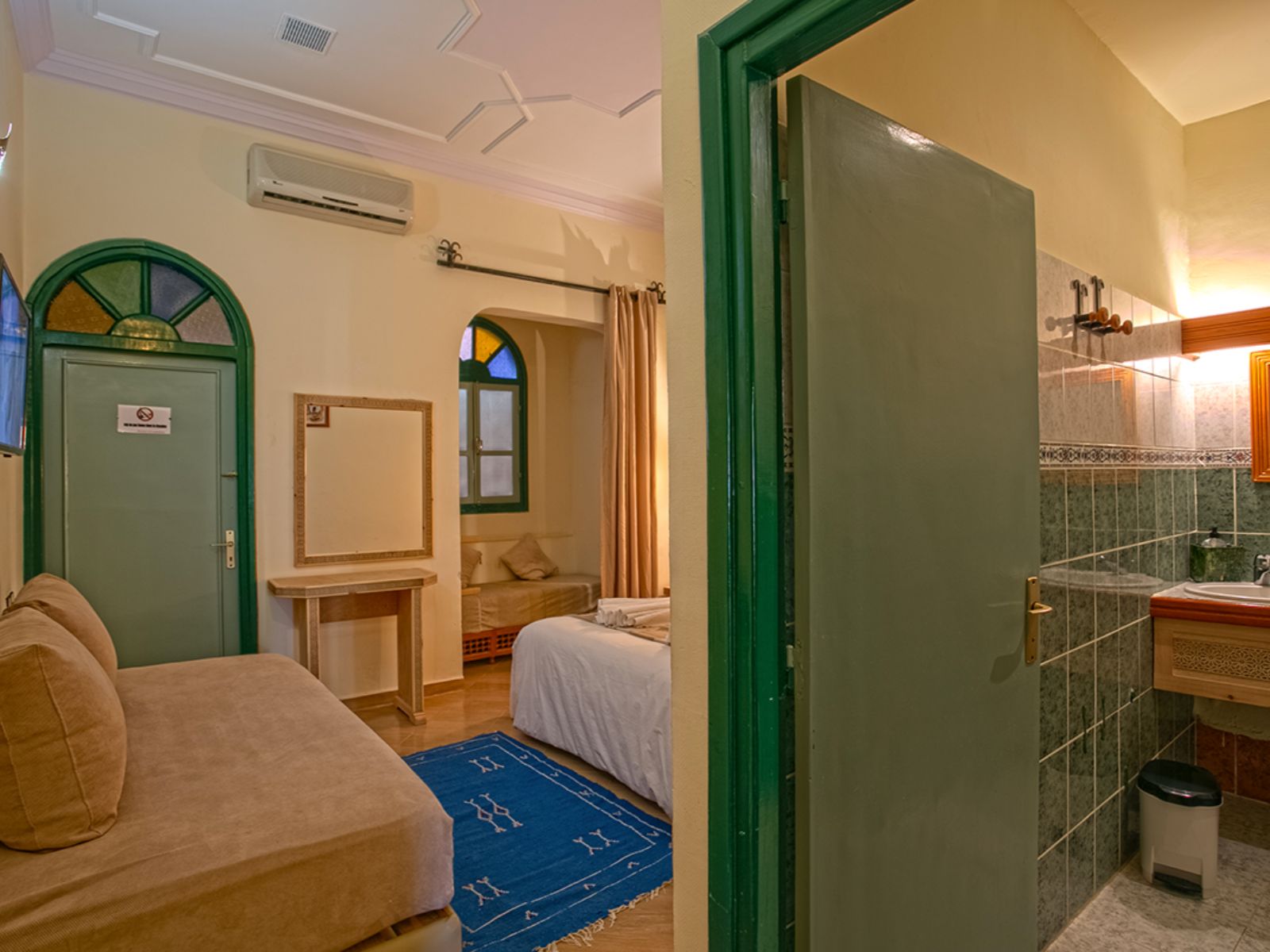Rondreis Marokko, Zagora, Kasbah Sirocco, standard room met badkamer kameroverzicht