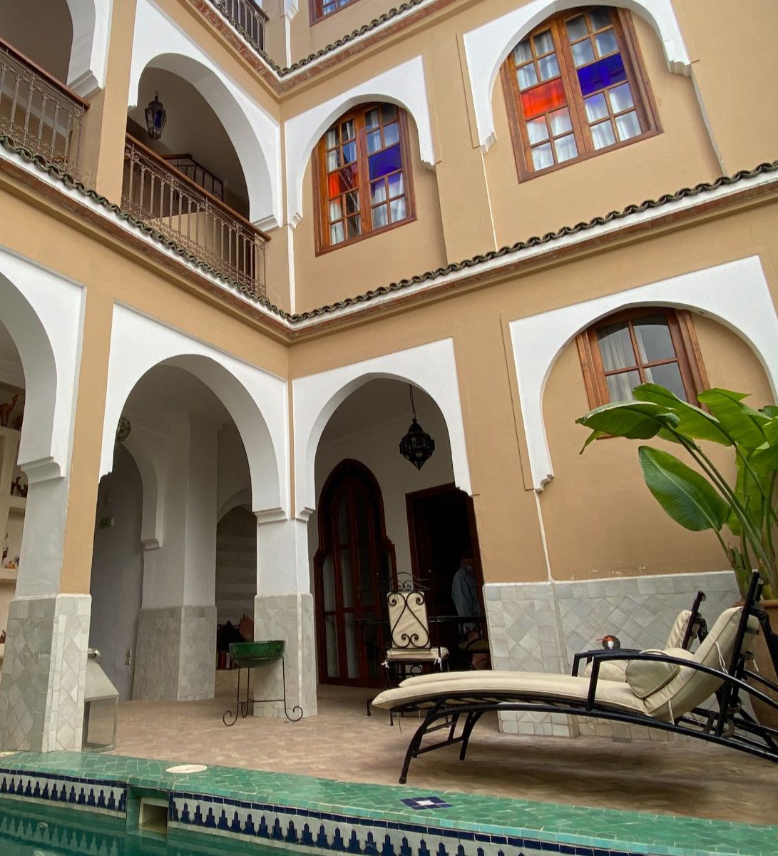 Rondreis-Marokko.-Taroudant-Riad-Tafilag-algemeen-zwembad-buiten-aspect-ratio-382-420
