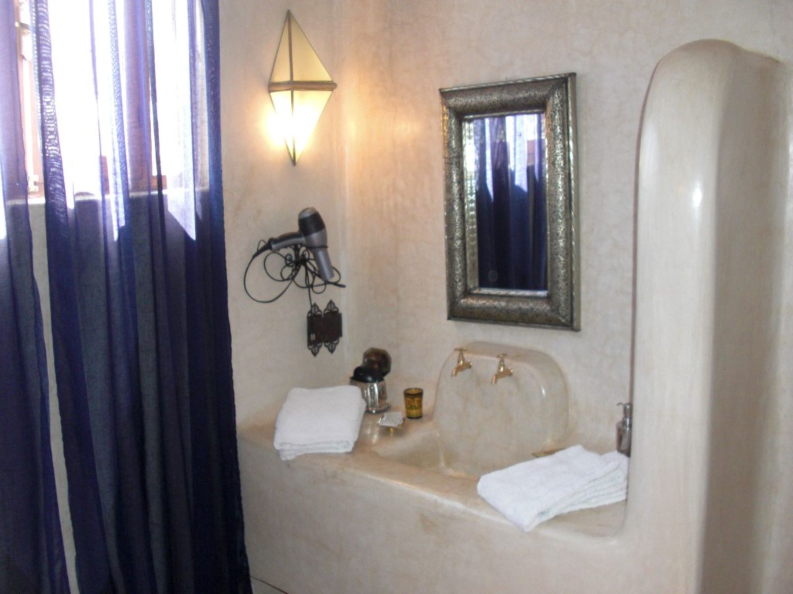 Rondreis Marokko. Taroudant, Riad Tafilag, badkamer