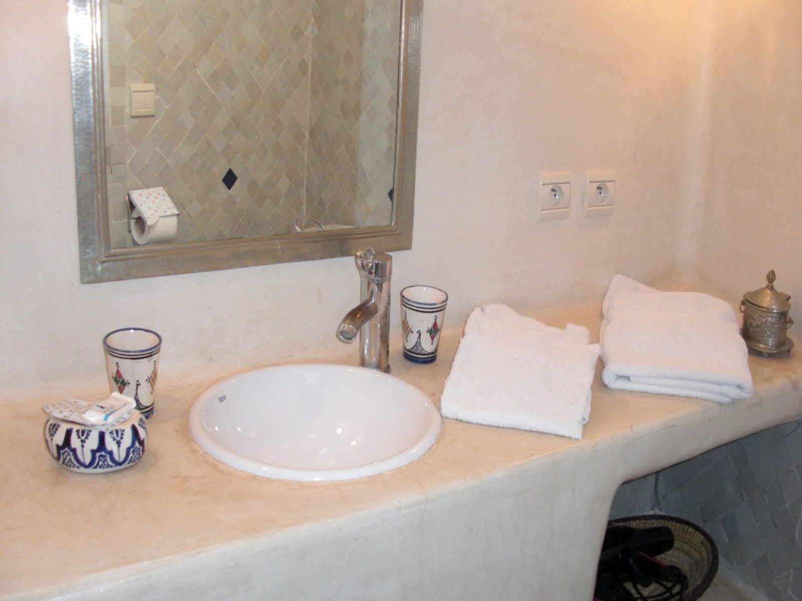 Rondreis Marokko. Taroudant, Riad Tafilag, standaardkamer badkamer