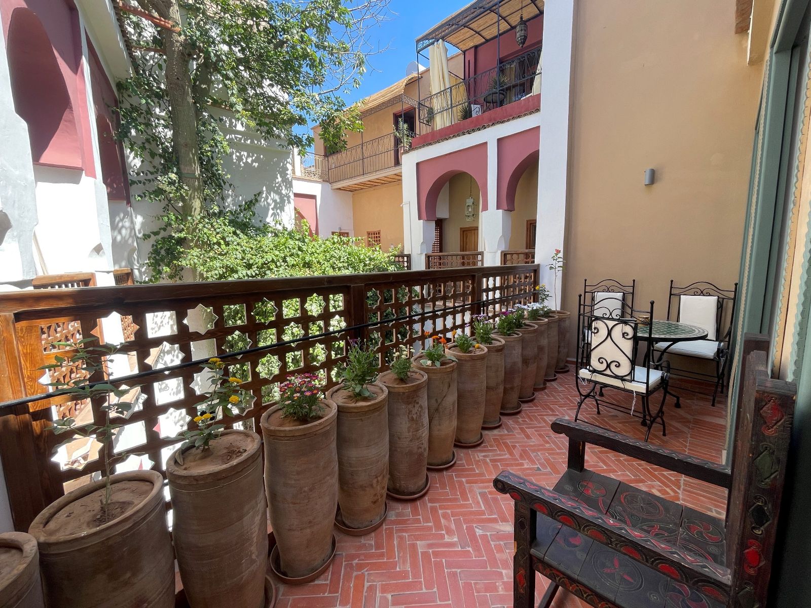 Rondreis Marokko. Taroudant, Riad Tafilag, standaardkamer met balkon en zitgedeelte