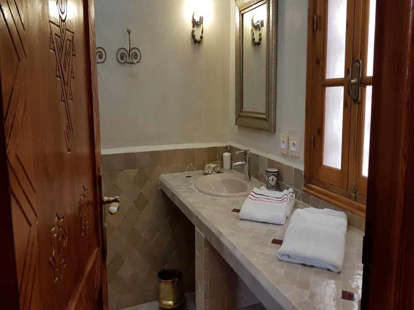 Rondreis Marokko. Taroudant, Riad Tafilag, superior kamer badkamer