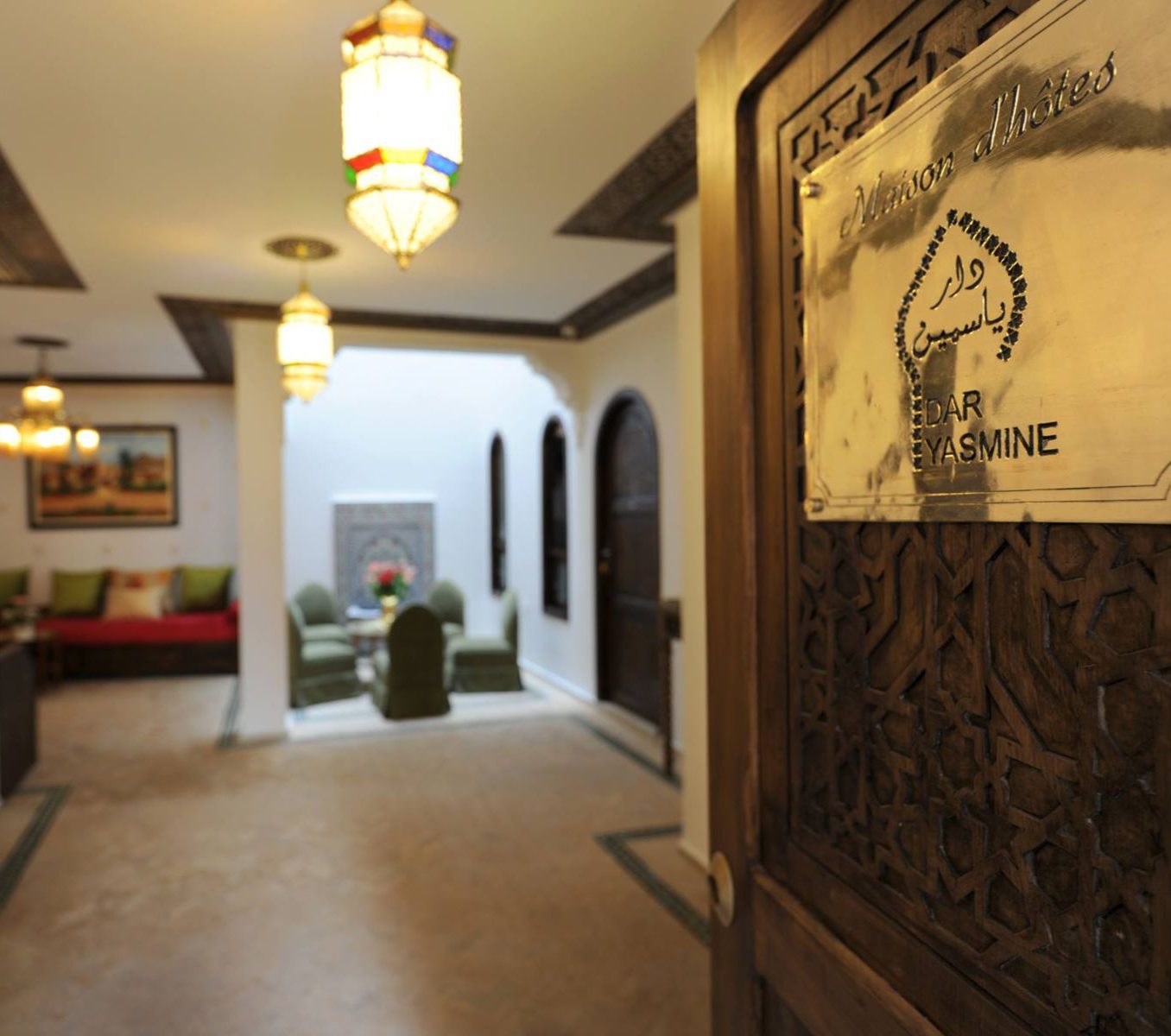 Rondreis Marokko, Tanger, Dar Yasmine. binnenkomst hotel met goude naambordje hotel