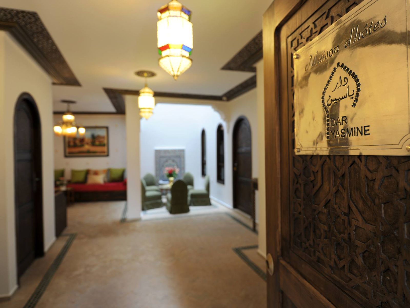 Rondreis Marokko, Tanger, Dar Yasmine. binnenkomst hotel met goude naambordje hotel