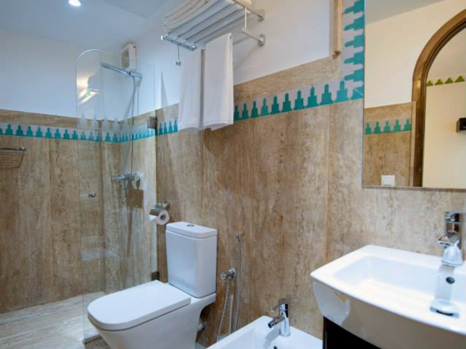 Rondreis Marokko, Tanger, Dar Yasmine. deluxe kamer, badkamer met groene accenten