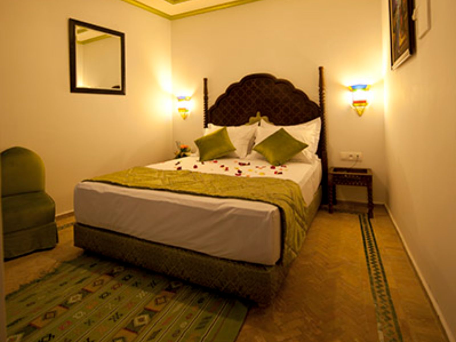 Rondreis Marokko,Tanger, Dar Yasmine. deluxe kamer, tweepersoonsbed met groene accenten